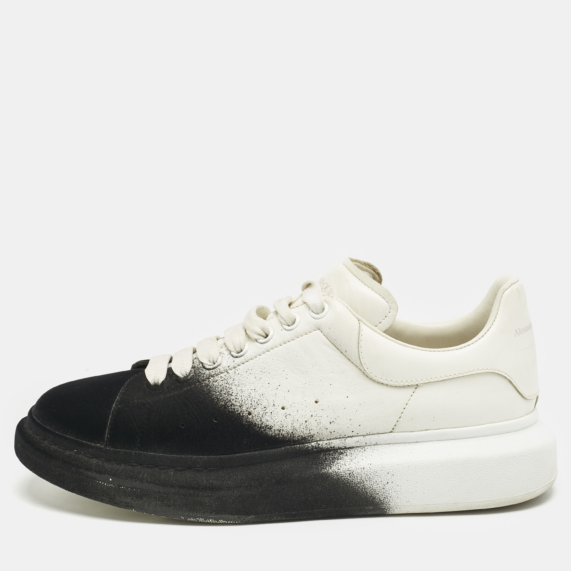 Alexander McQueen Two Tone Leather and Velvet Oversized Lace Up Sneakers Size, White
Alexander McQueen Two Tone Leather and Velvet Oversized Lace Up Sneakers Size, White