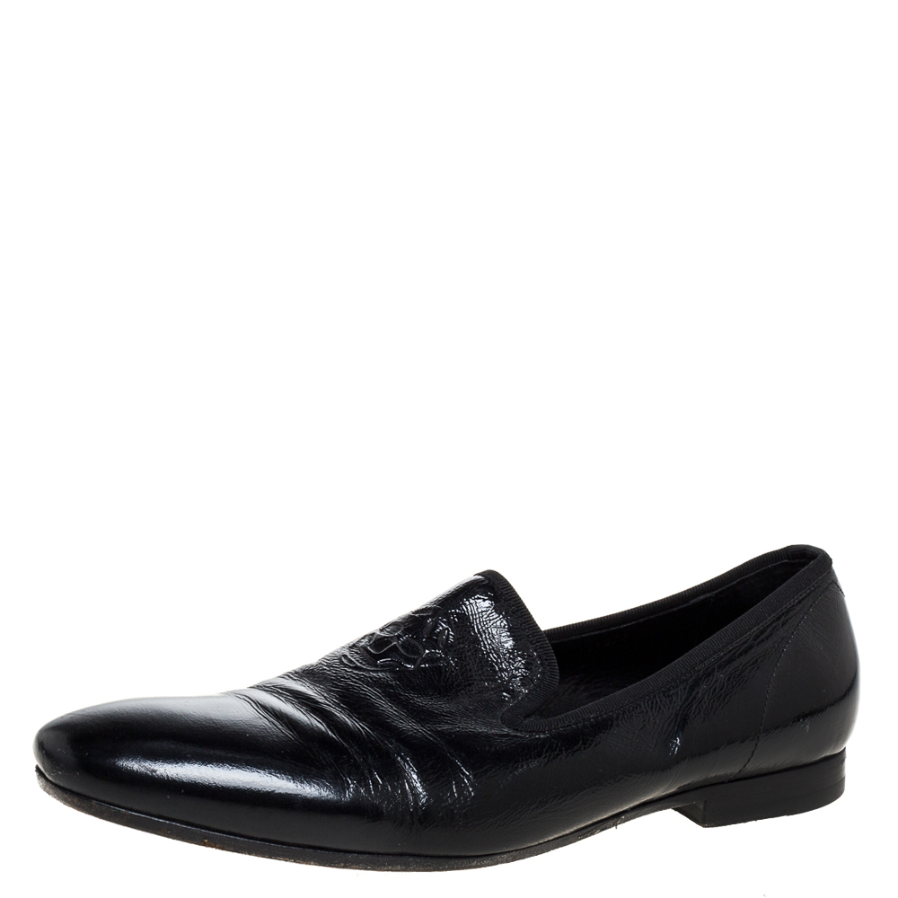 Image of Alexander McQueen Black Patent Embossed Skull Detail Smoking Slippers Size