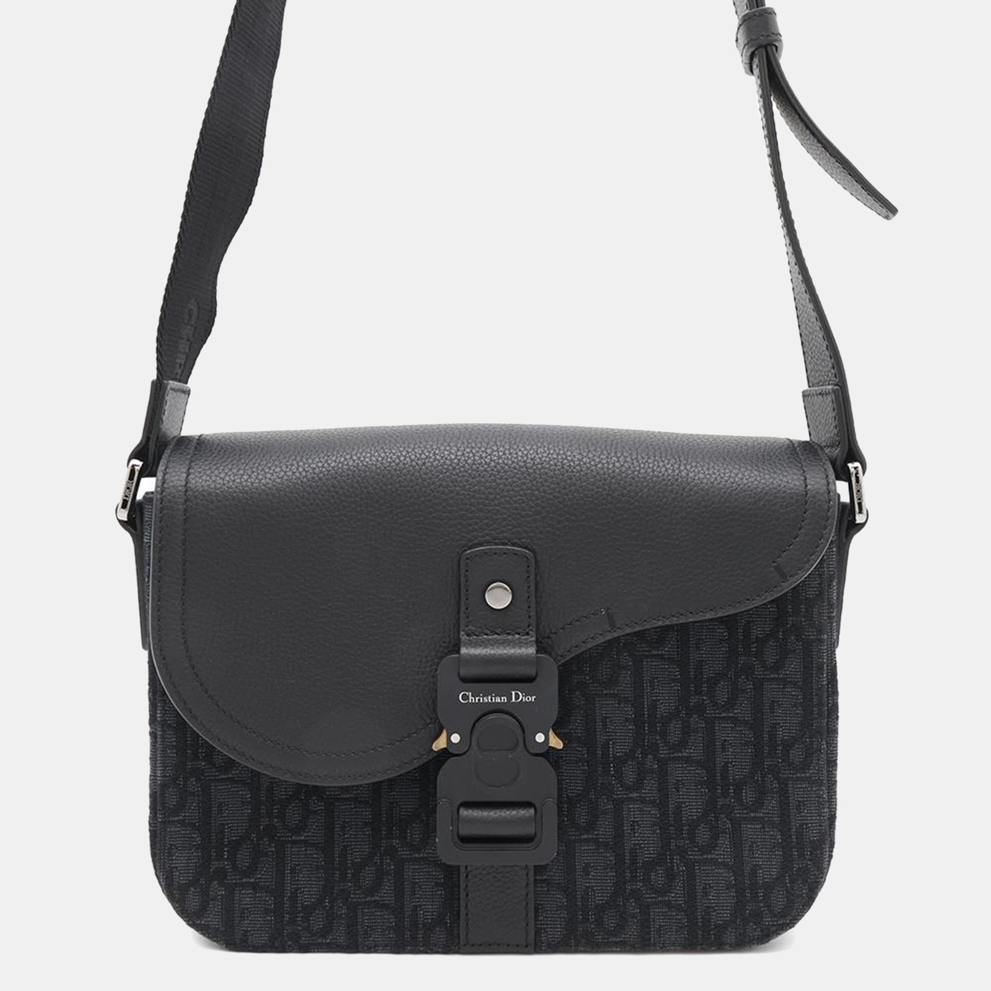 Dior Oblique Saddle Flap Messenger Bag Black Jacquard Grained Calfleather Size Small
Dior Oblique Saddle Flap Messenger Bag Black Jacquard Grained Calfleather Size Small