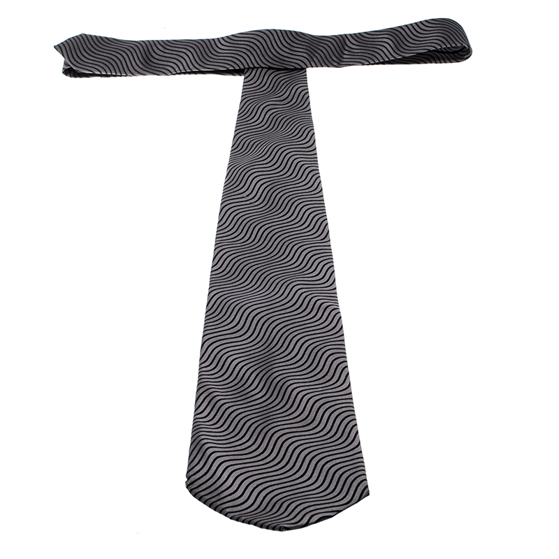 Gucci Vintage Grey And Black Wave Pattern Silk Jacquard Traditional Tie