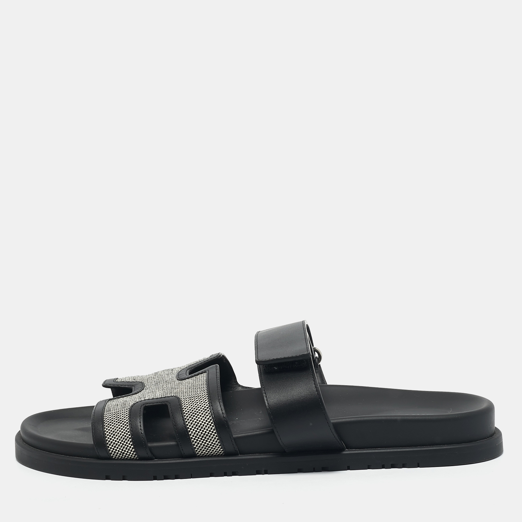 Hermes Black/White Leather and Canvas H Maxi Chypre Flat Sandals Size
Hermes Black/White Leather and Canvas H Maxi Chypre Flat Sandals Size