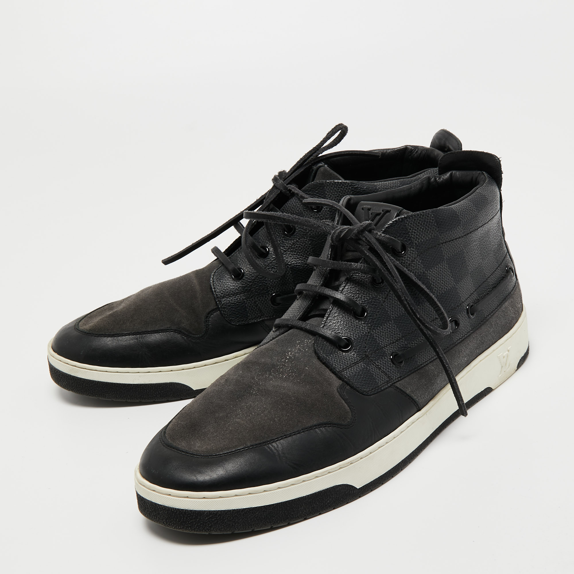 Louis Vuitton Grey/Black Monogram Canvas and Leather High Top Sneakers Size
Louis Vuitton Grey/Black Monogram Canvas and Leather High Top Sneakers Size