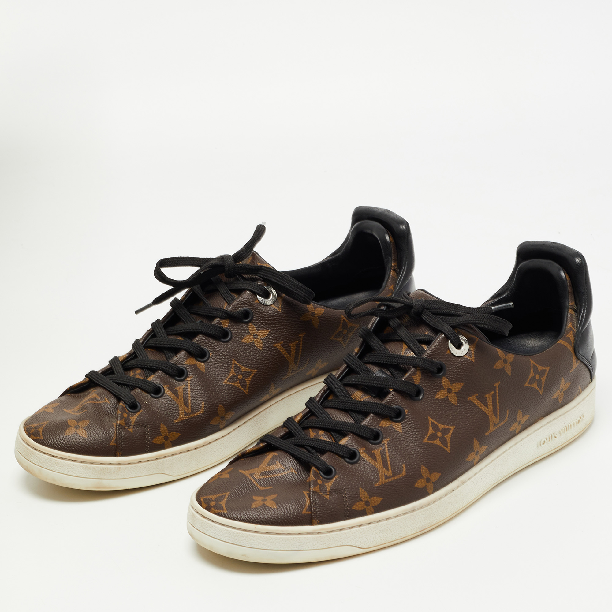 Louis Vuitton Brown/Black Monogram Canvas and Leather Low Top Sneakers Size
Louis Vuitton Brown/Black Monogram Canvas and Leather Low Top Sneakers Size