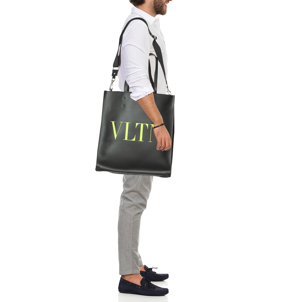 Valentino Black Leather VLTN Tote
Valentino Black Leather VLTN Tote