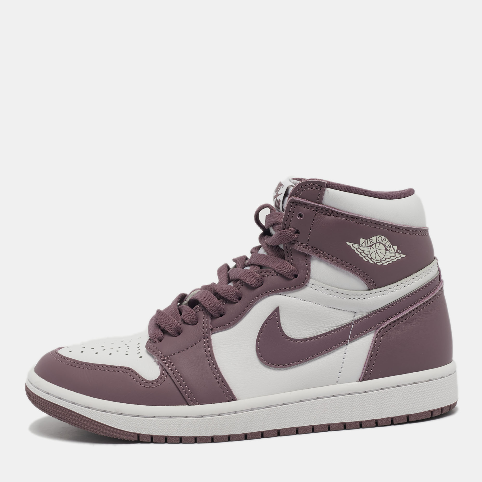 Air Jordans White/Mauve Leather Jordan 1 Retro High OG Sneakers Size 39, Purple
Air Jordans White/Mauve Leather Jordan 1 Retro High OG Sneakers Size 39, Purple