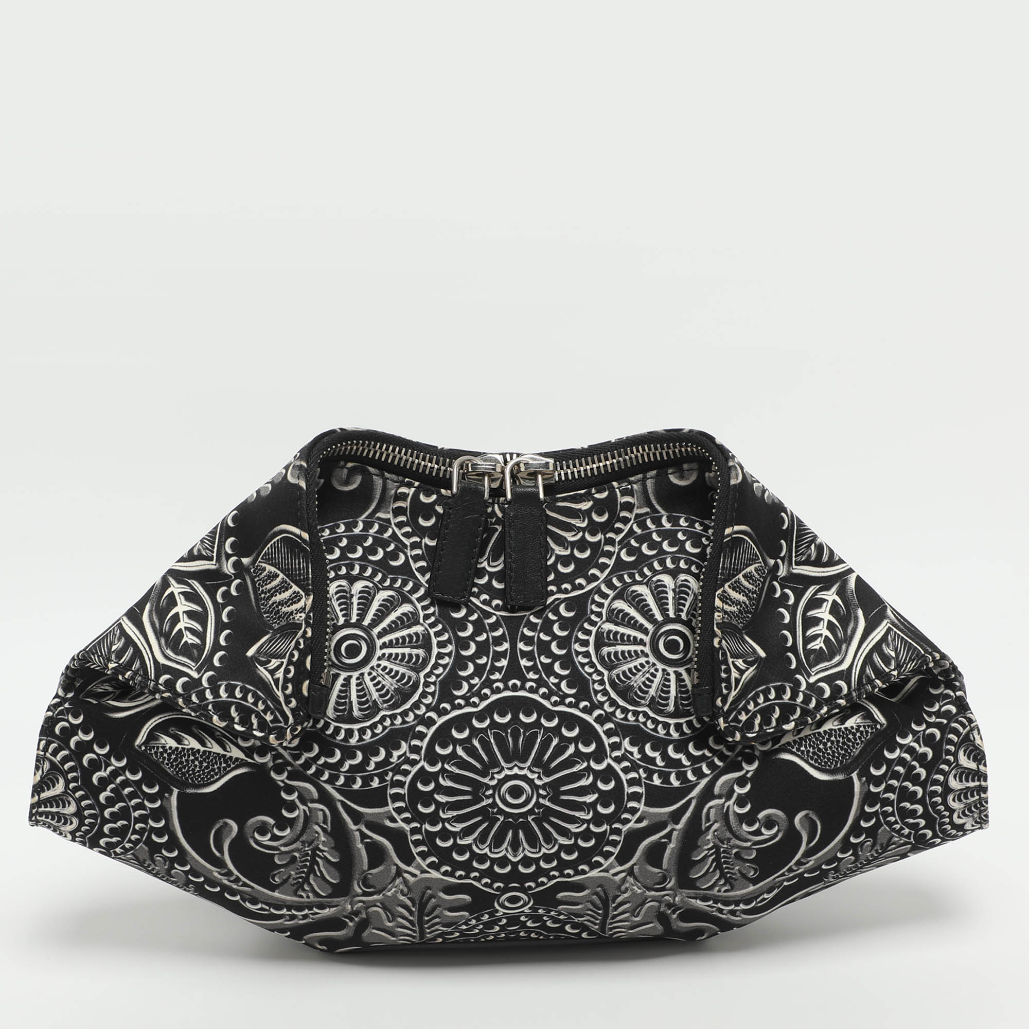 Alexander McQueen De Manta Black/White Printed Satin Clutch
Alexander McQueen De Manta Black/White Printed Satin Clutch