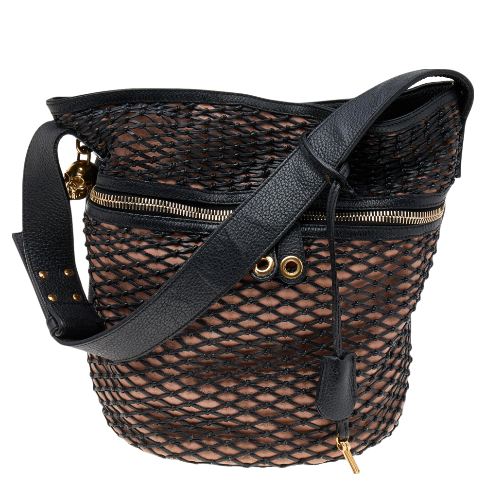 Alexander mcqueen black/peach woven detail leather skull bucket bag