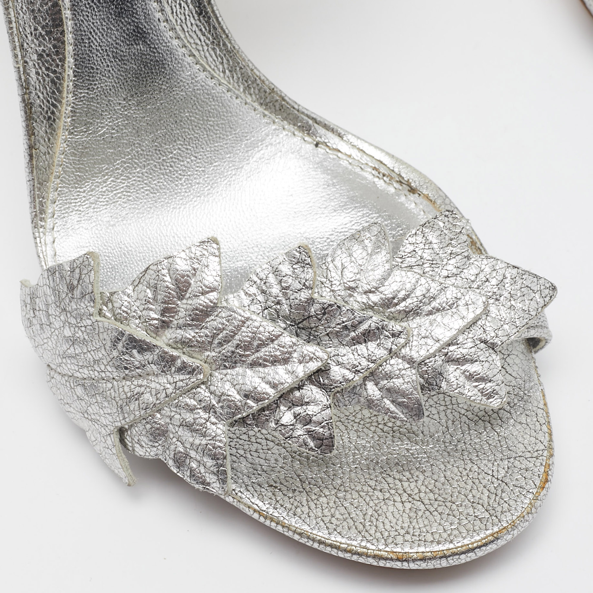 Alexander McQueen Metallic Silver Textured Leather Ivy Leaf Embellished Open Toe Sandals Size 36.5