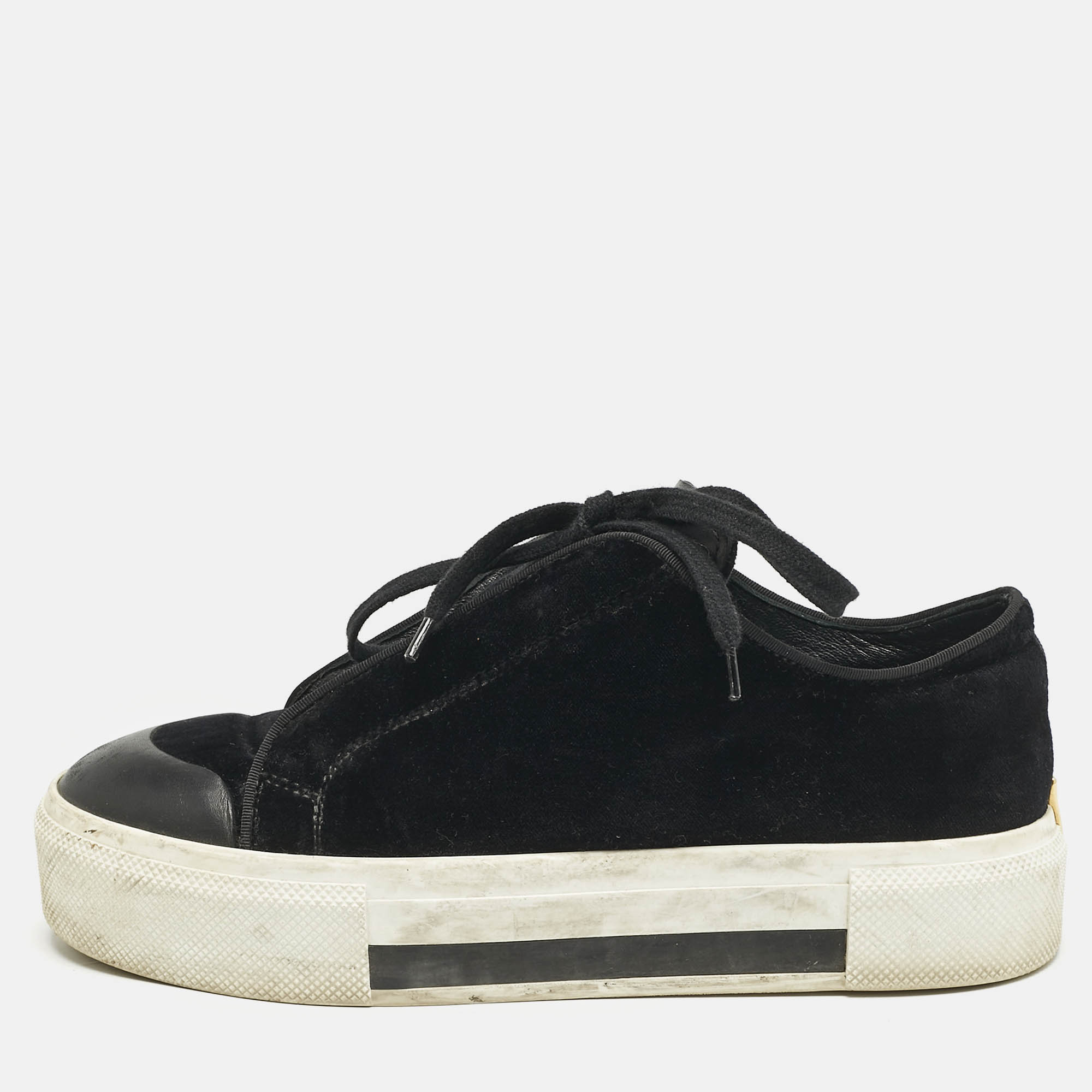 Alexander McQueen Black Velvet and Leather Lace Low Top Sneakers Size
Alexander McQueen Black Velvet and Leather Lace Low Top Sneakers Size