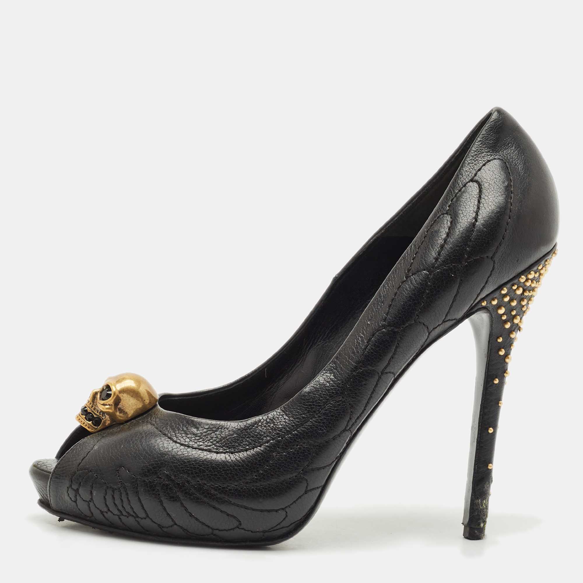 Alexander McQueen Black Leather Crystal Embellished Skull Detail Peep Toe Platform Pumps Size
Alexander McQueen Black Leather Crystal Embellished Skull Detail Peep Toe Platform Pumps Size