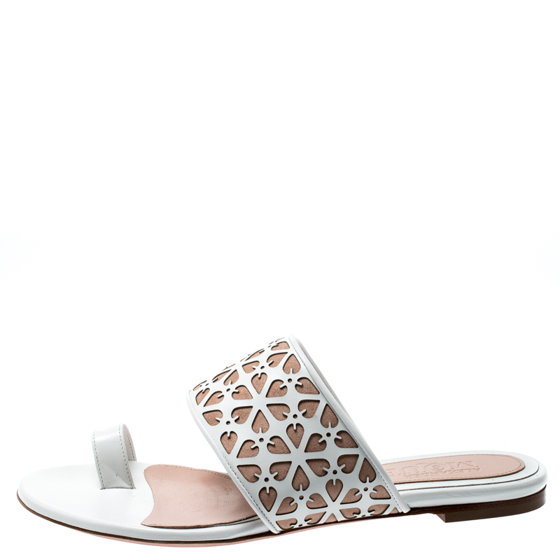 Alexander McQueen White/Beige Laser Cut Leather And Suede Toe Ring Flat Sandals Size
Alexander McQueen White/Beige Laser Cut Leather And Suede Toe Ring Flat Sandals Size