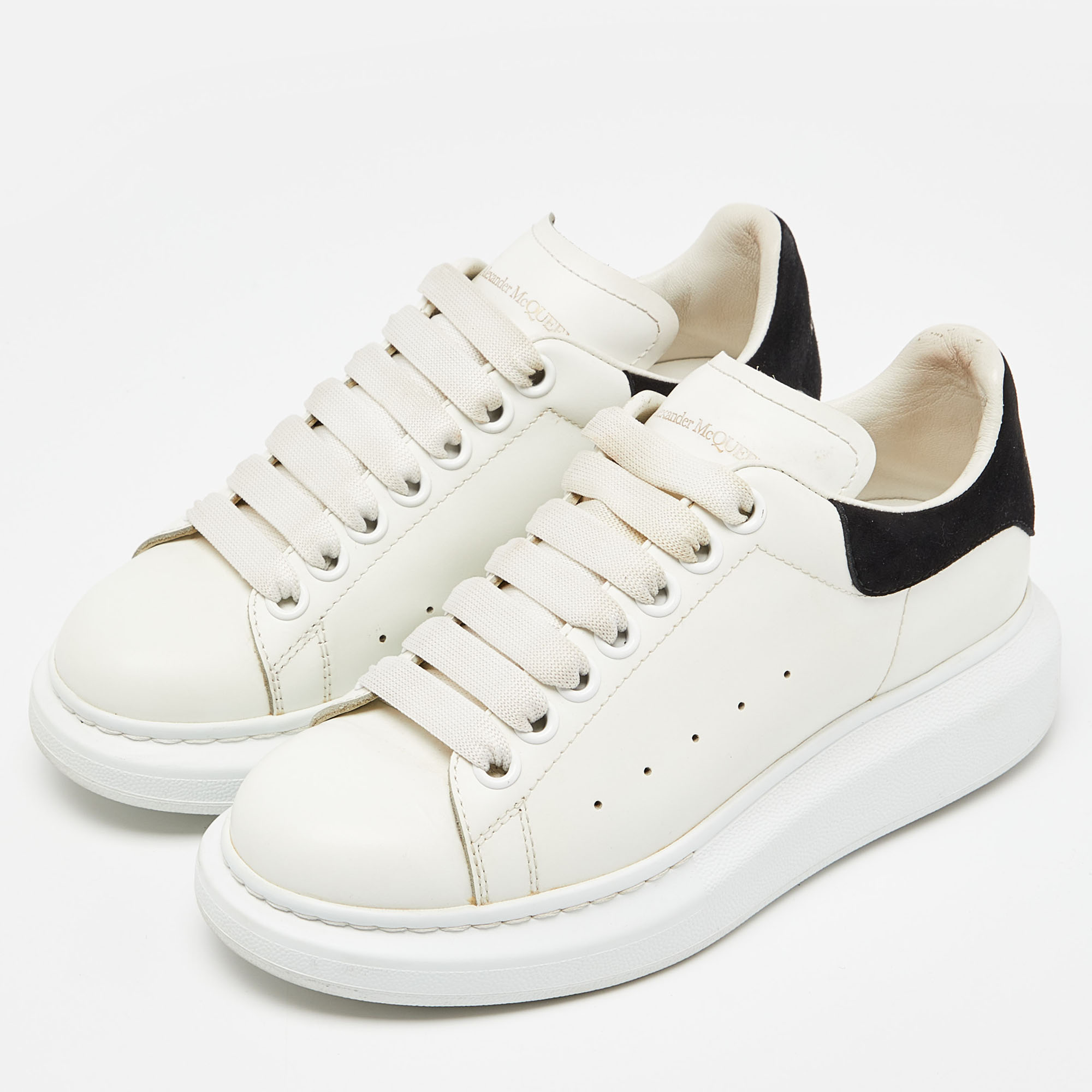 Alexander McQueen White/Black Leather and Suede Oversized Low Top Sneakers Size
Alexander McQueen White/Black Leather and Suede Oversized Low Top Sneakers Size