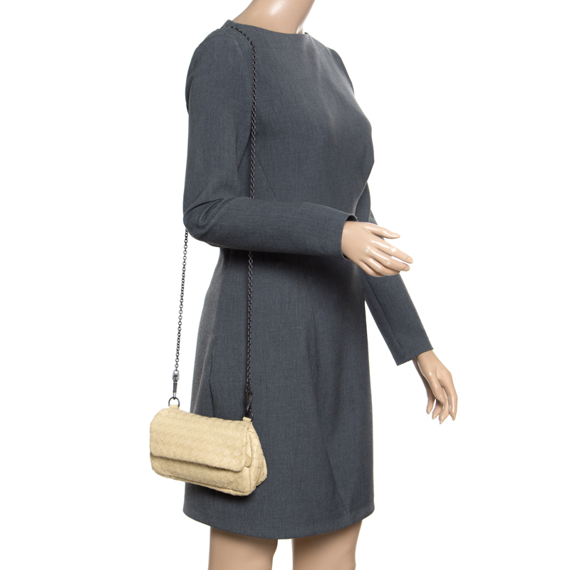Bottega Veneta Beige Intrecciato Leather Expandable Chain Crossbody Bag 
Bottega Veneta Beige Intrecciato Leather Expandable Chain Crossbody Bag