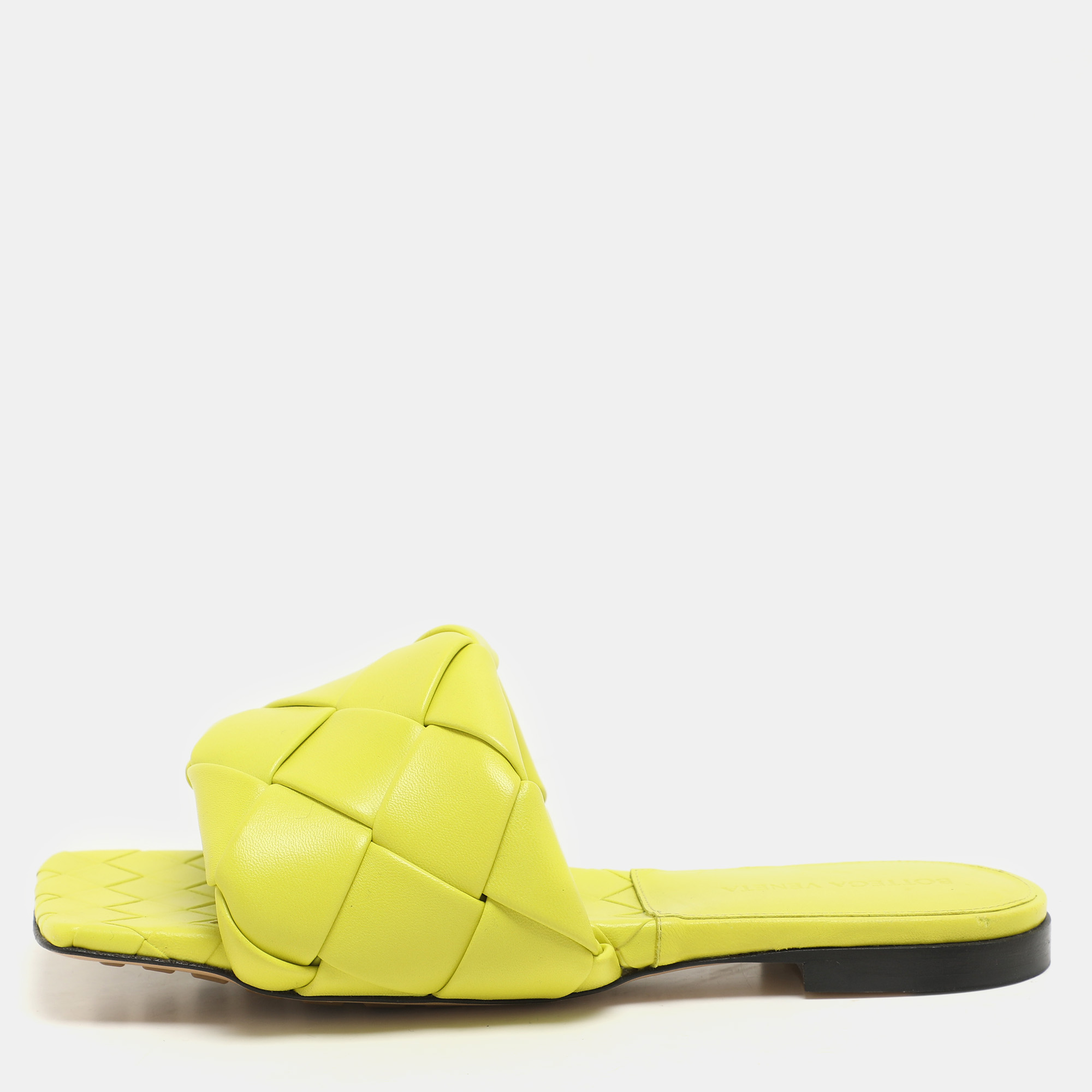 Bottega Veneta Kiwi Leather Lido Flat Slide Sandals Size 36.5, Green
Bottega Veneta Kiwi Leather Lido Flat Slide Sandals Size 36.5, Green
