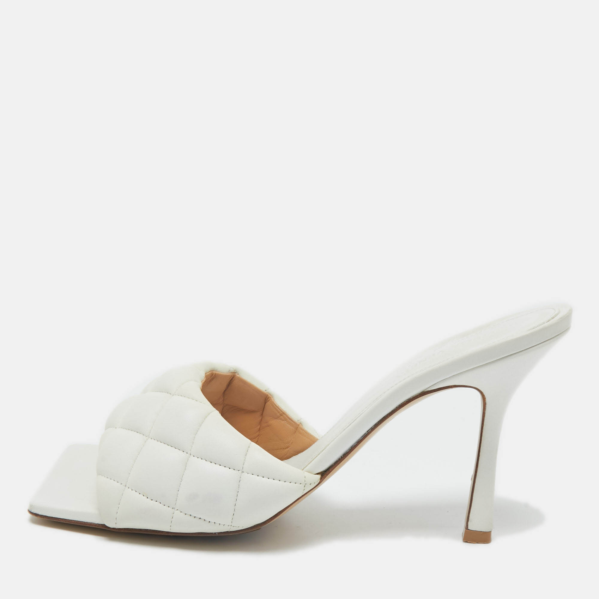 Bottega Veneta White Quilted Leather Lido Slide Sandals Size, Cream
Bottega Veneta White Quilted Leather Lido Slide Sandals Size, Cream