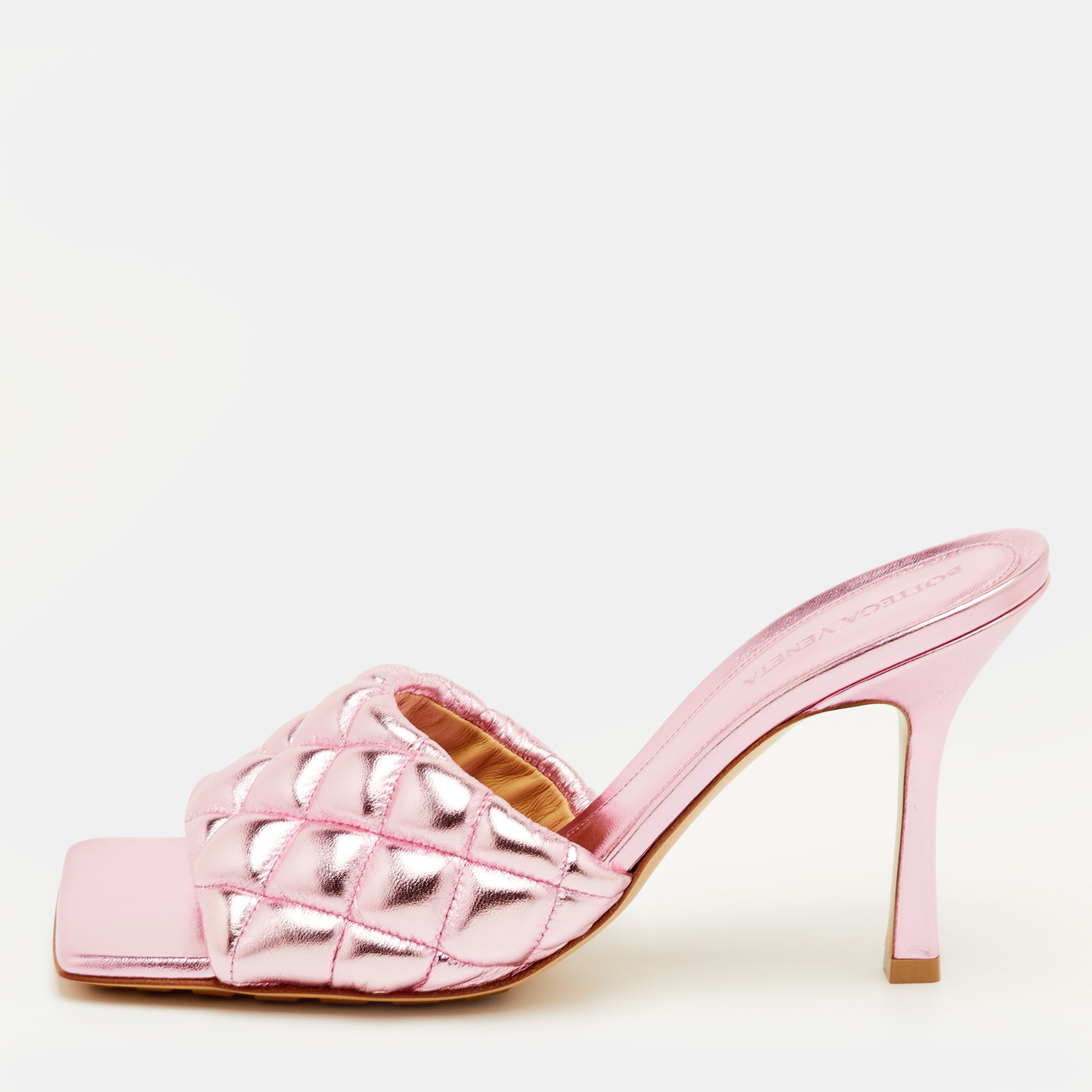 Bottega Veneta Lido Size Pink Quilted Metalic Leather Slide Sandals
Bottega Veneta Lido Size Pink Quilted Metalic Leather Slide Sandals