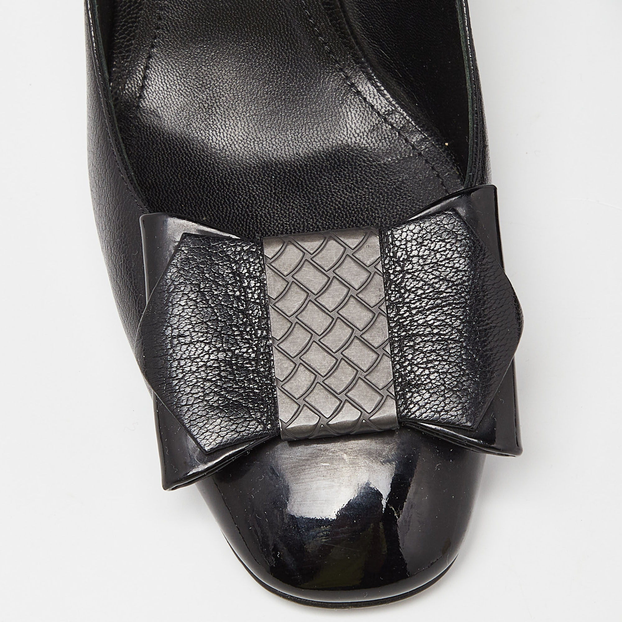 Bottega Veneta Black Leather And Patent Cap Toe Bow Pumps Size 38.5