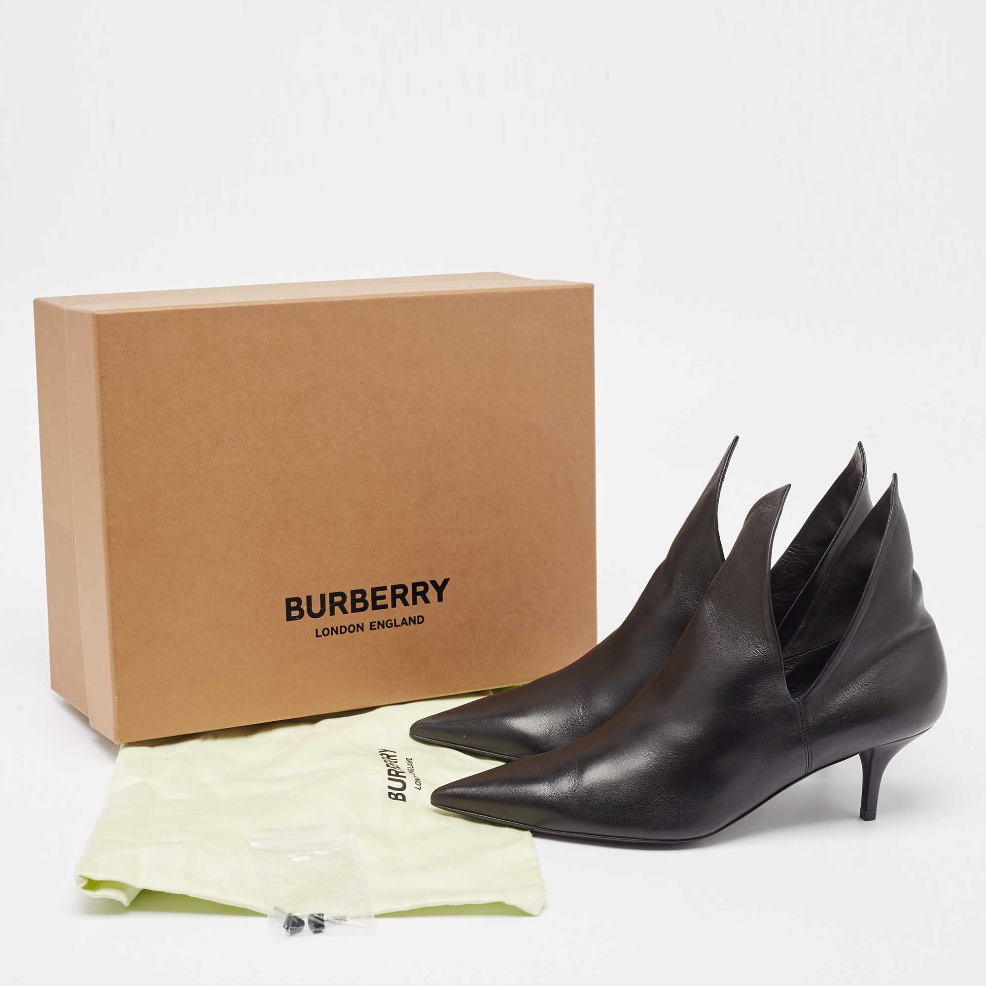 Burberry Black Leather Essendon Pumps Size 37.5