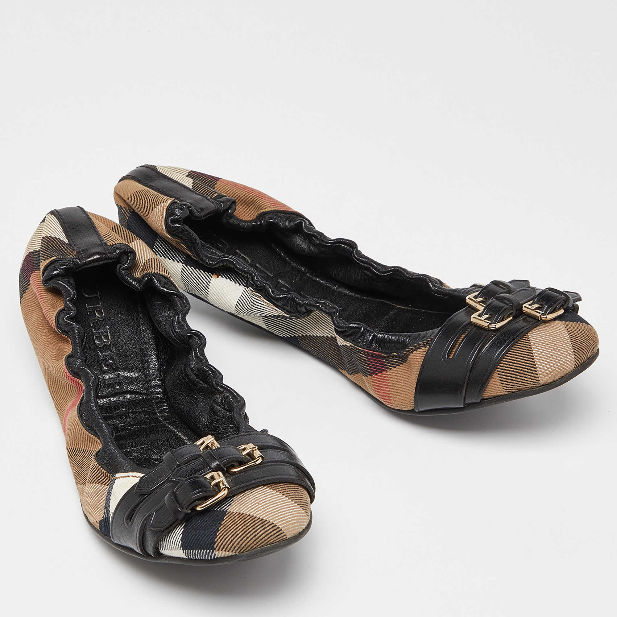 Burberry Beige/Black Novacheck Canvas And Leather Buckle Scrunch Ballet Flats Size 40