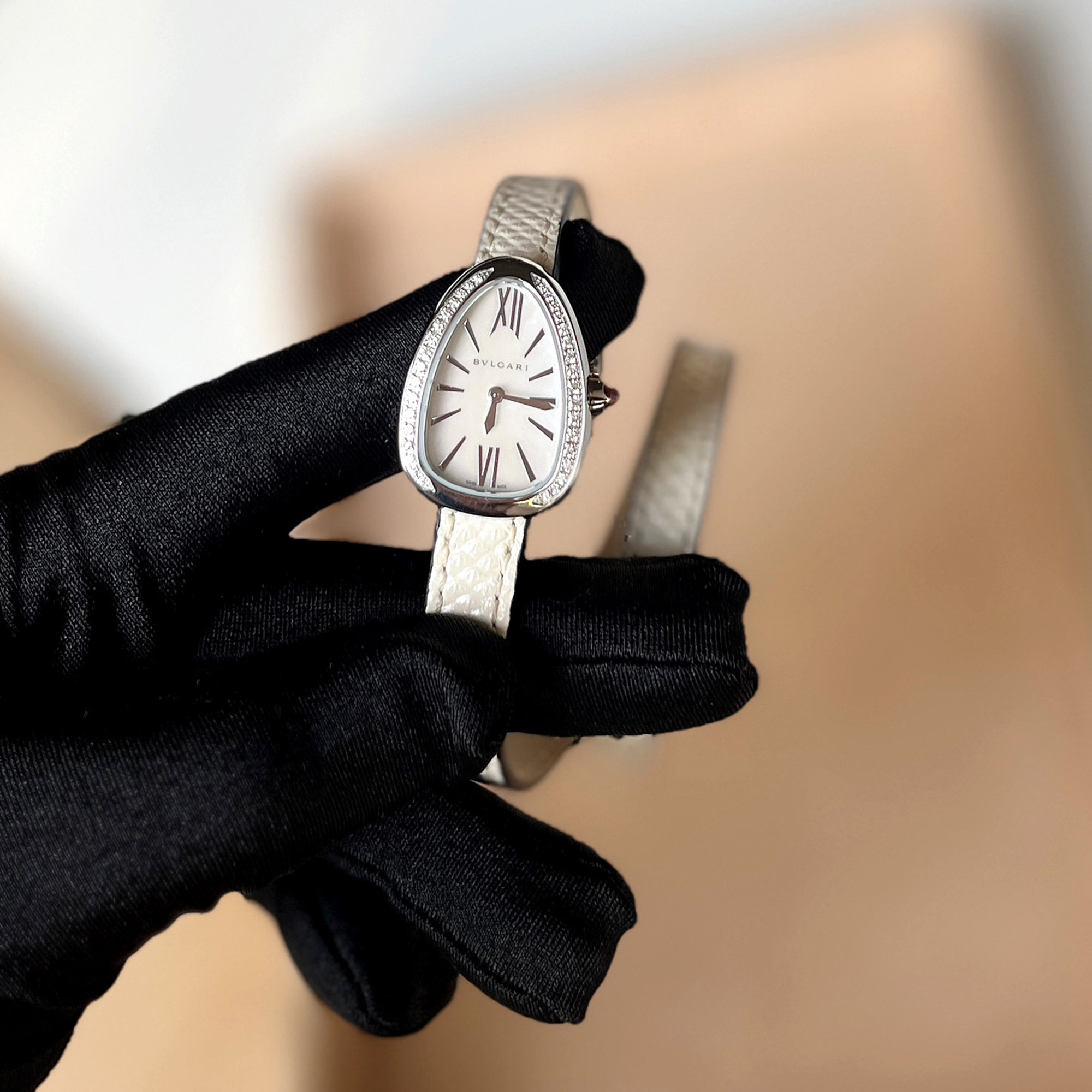 Bvlgari Silver Stainless Steel Ceramic Serpenti 102781 Quartz Women's Wristwatch 27 mm
Bvlgari Silver Stainless Steel Ceramic Serpenti 102781 Quartz Women's Wristwatch 27 mm