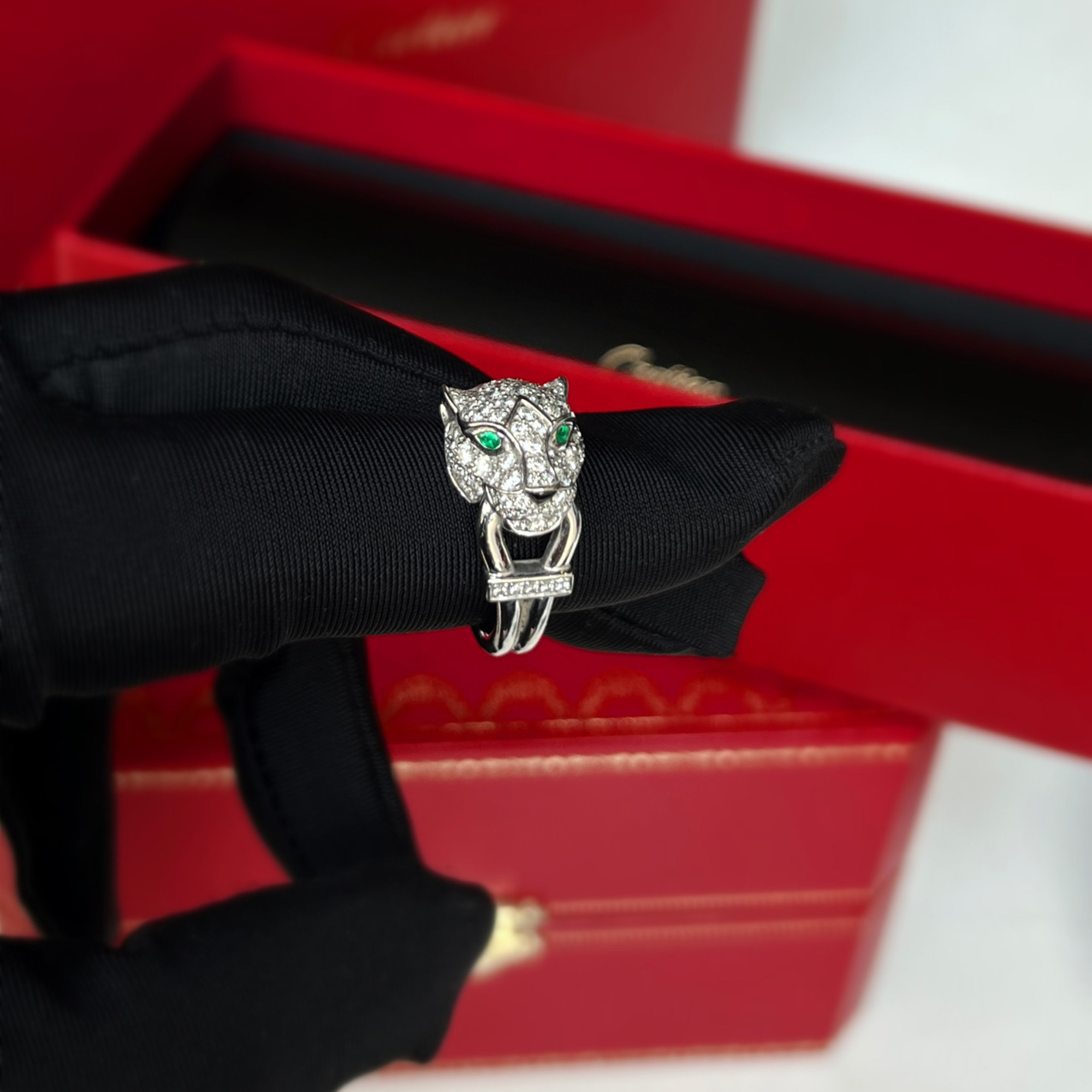 Cartier 18K White Gold Emerald Panthere de Cartier Ring EU 54
Cartier 18K White Gold Emerald Panthere de Cartier Ring EU 54
