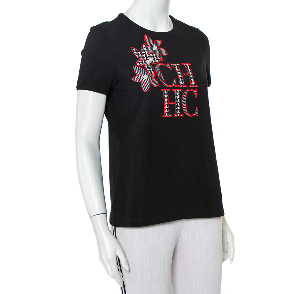 CH Carolina Herrera Black Logo Embroidered Cotton Pearl Detail Crewneck T-Shirt
CH Carolina Herrera Black Logo Embroidered Cotton Pearl Detail Crewneck T-Shirt