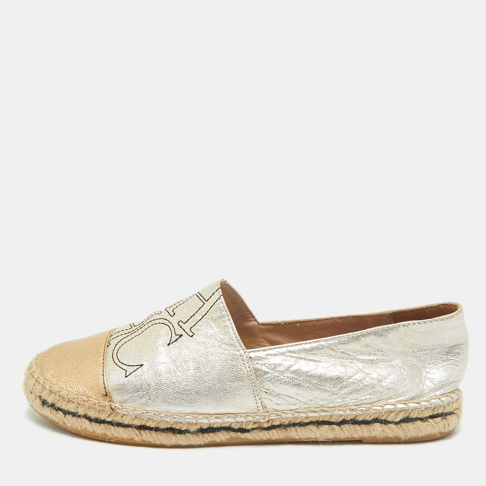 CH Carolina Herrera Silver/Gold Leather CH Logo Espadrille Flats Size, Metallic
CH Carolina Herrera Silver/Gold Leather CH Logo Espadrille Flats Size, Metallic