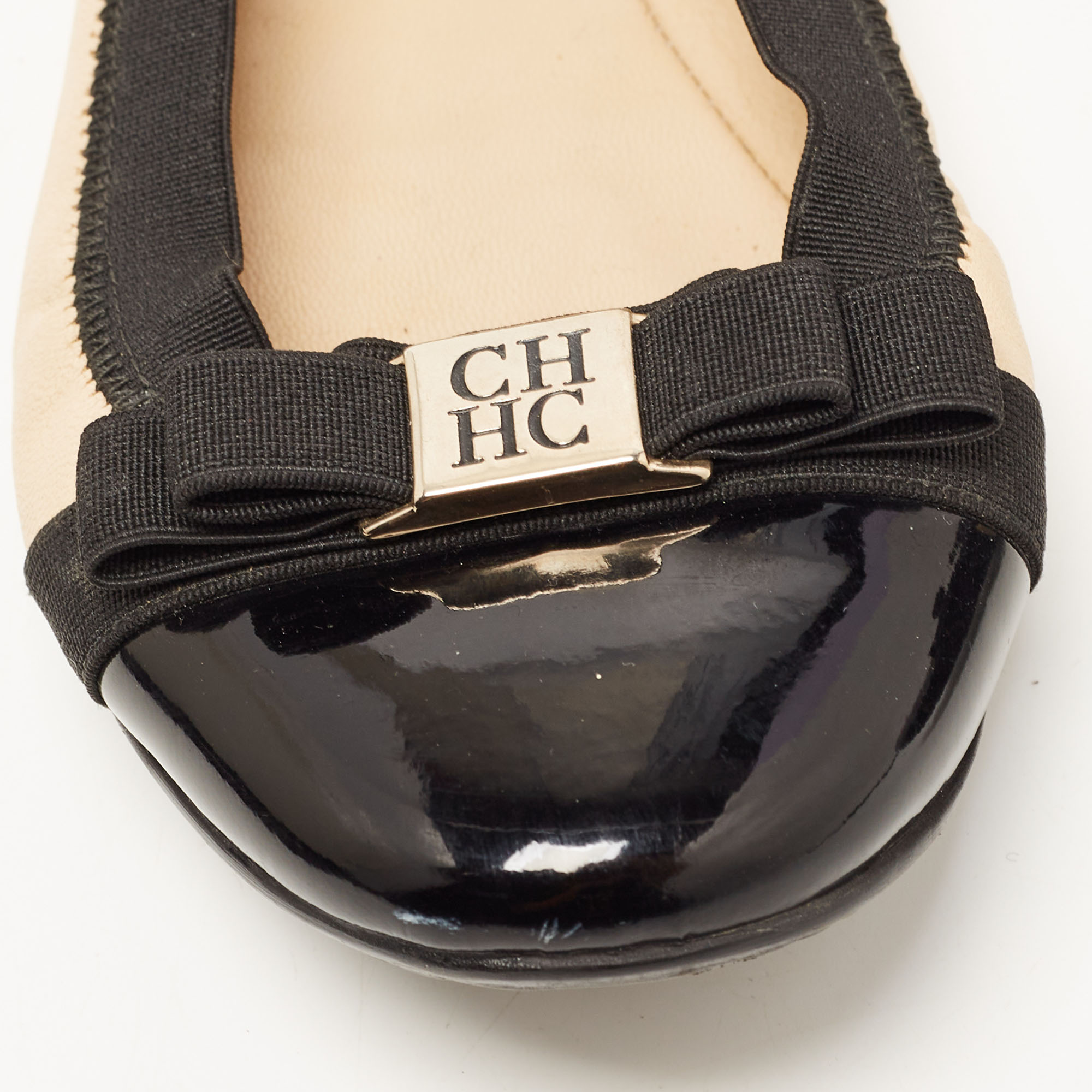 CH Carolina Herrera Beige/Black Leather And Patent Logo Buckle Bow Ballet Flats Size 38