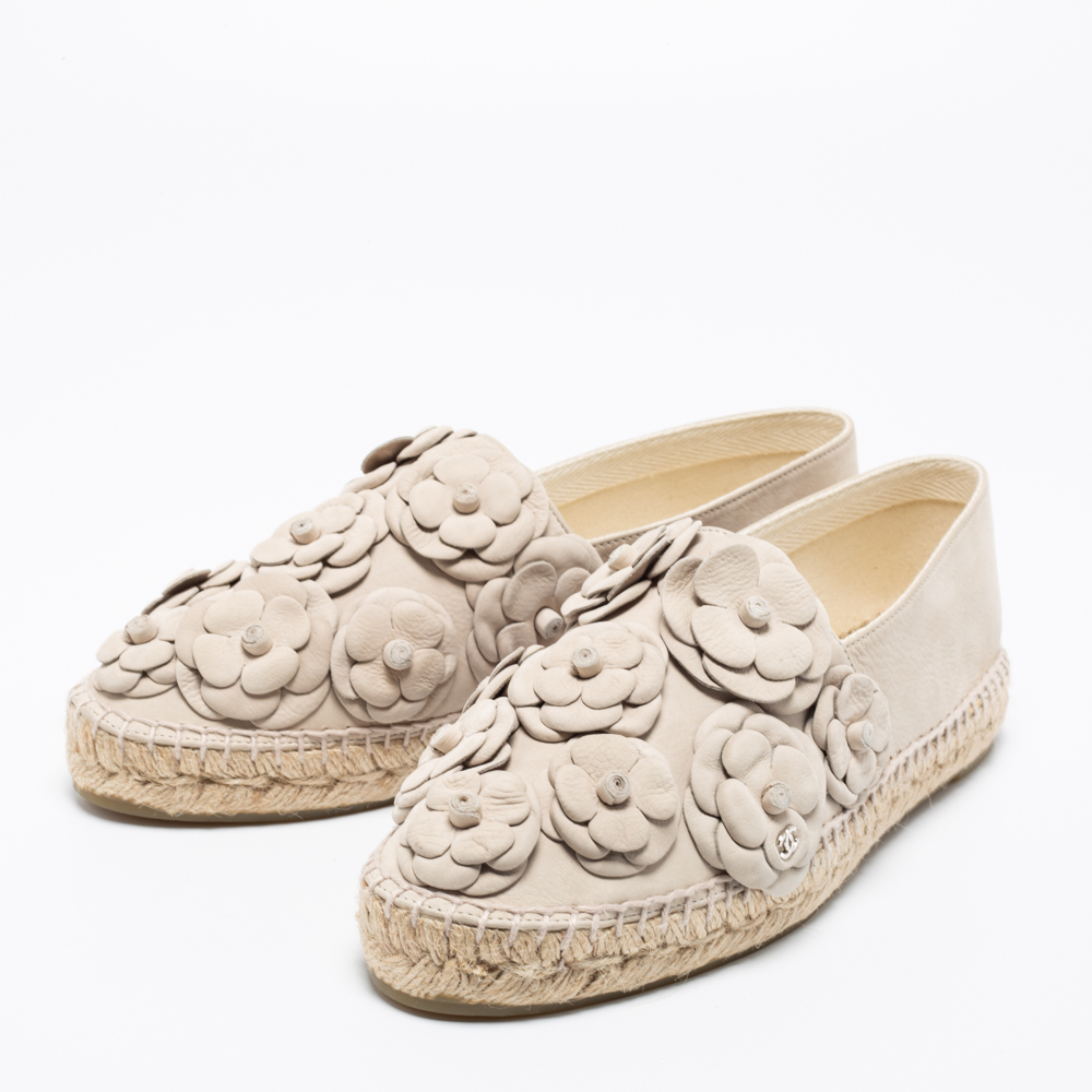 Chanel Light Grey Nubuck Leather Camellia Flower Espadrille Flats Size
Chanel Light Grey Nubuck Leather Camellia Flower Espadrille Flats Size
