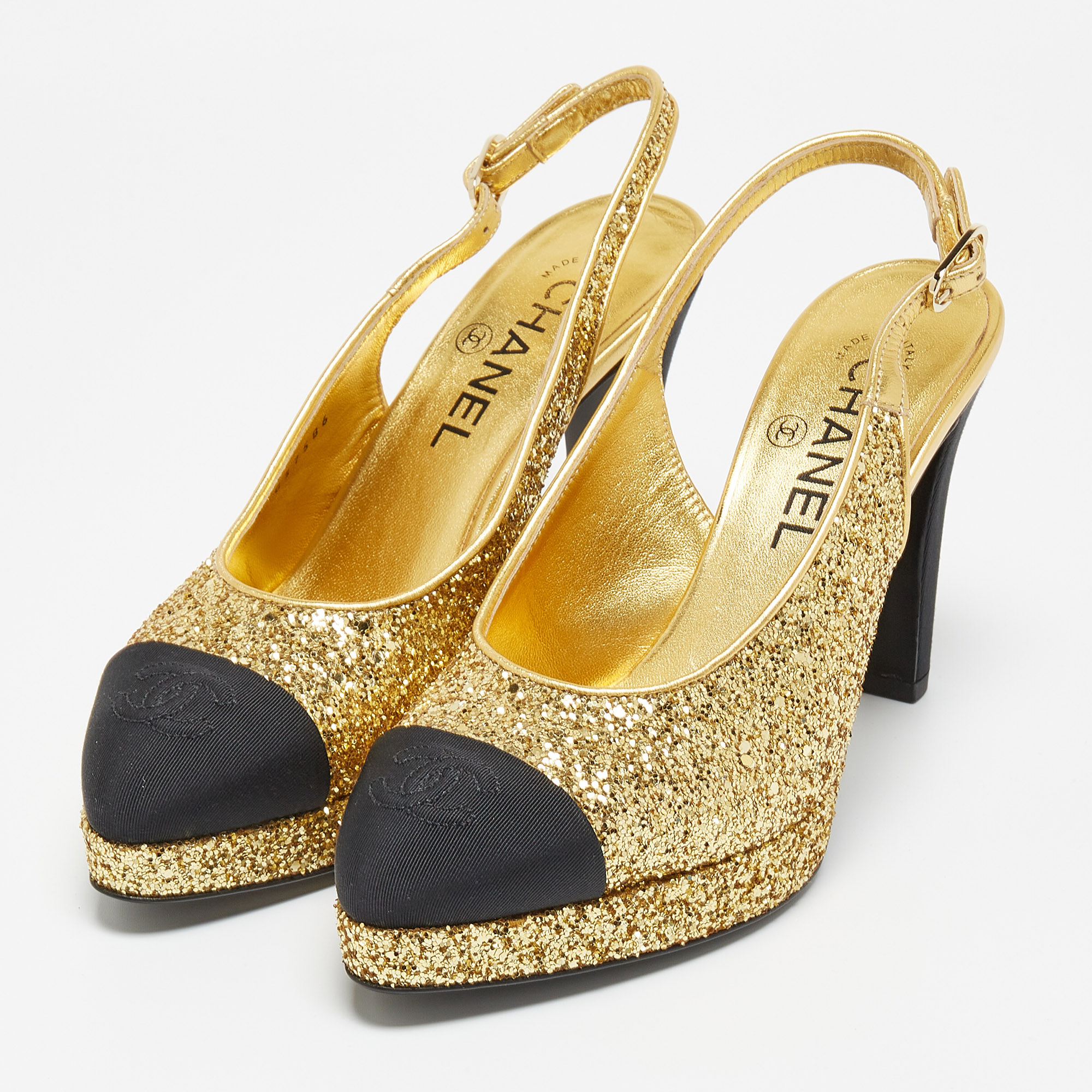 Chanel Gold/Black Glitter and Canvas Cap Toe Slingback Pumps Size
Chanel Gold/Black Glitter and Canvas Cap Toe Slingback Pumps Size