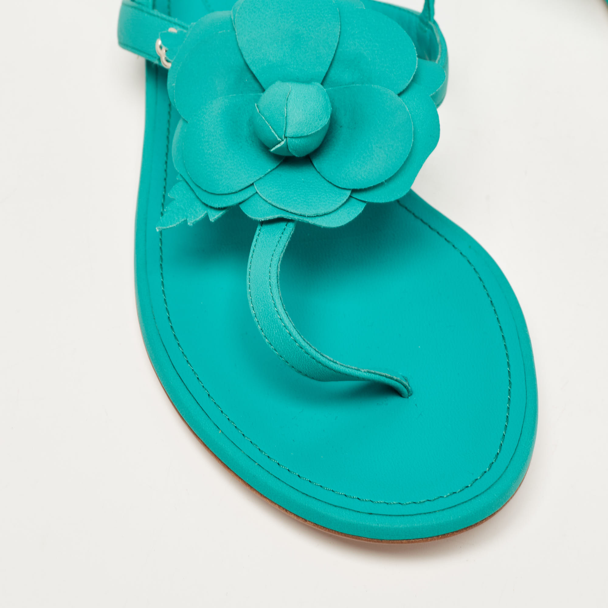 Chanel Green Leather Camellia Thong Sandals Size 40