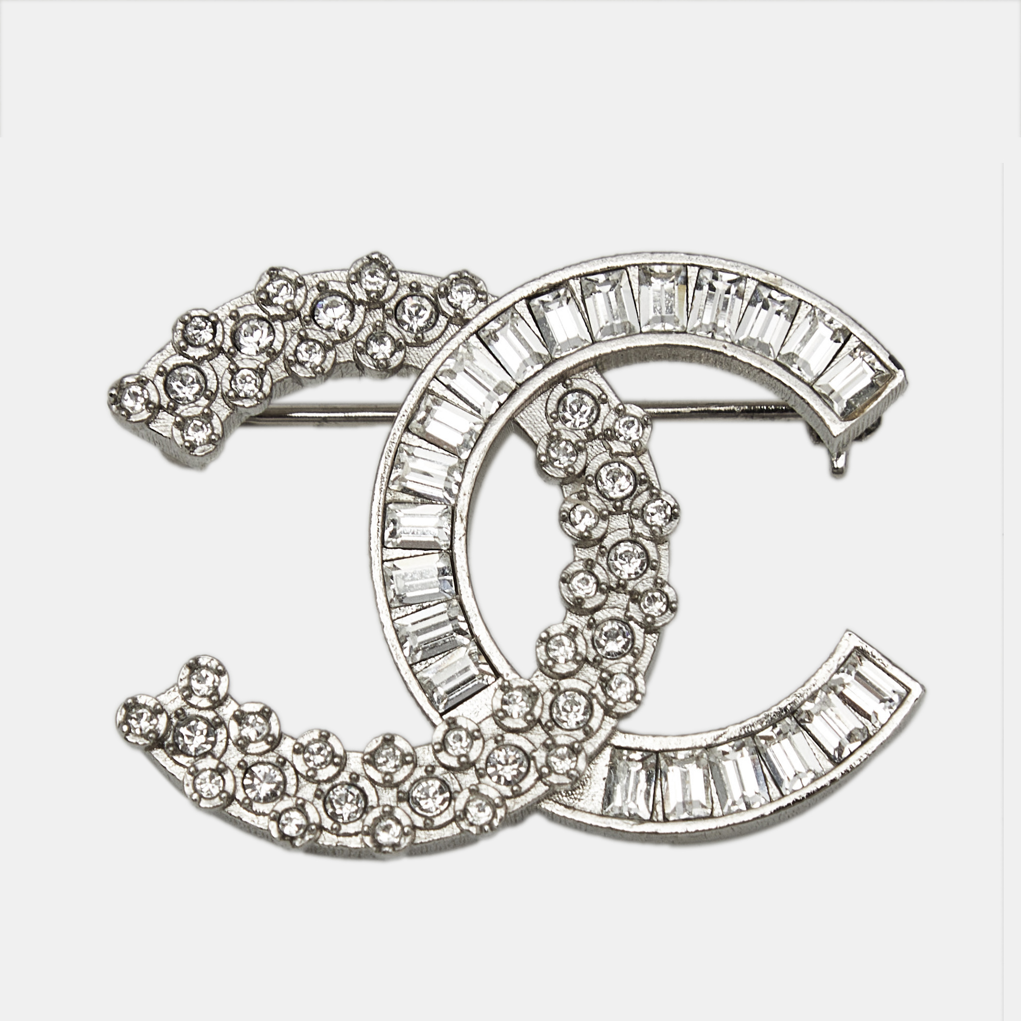 Chanel CC Crystal Embellished Silver Tone Pin Brooch
Chanel CC Crystal Embellished Silver Tone Pin Brooch