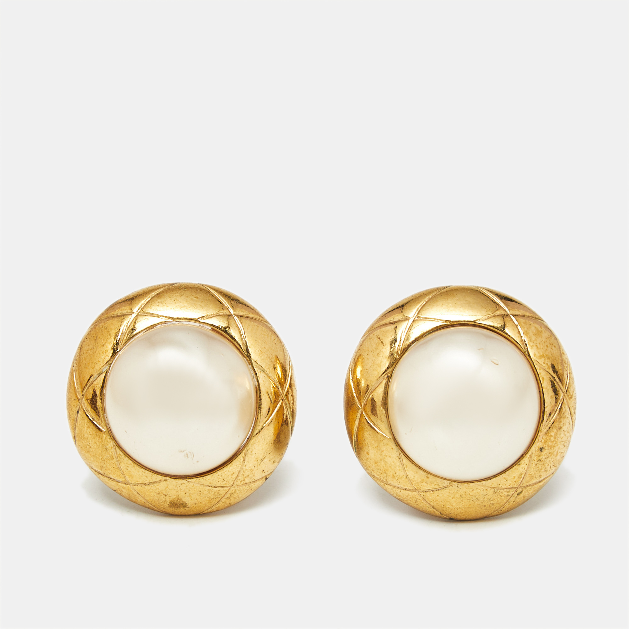 Chanel Faux Pearl Gold Tone Round Clip-on Earrings 
Chanel Faux Pearl Gold Tone Round Clip-on Earrings