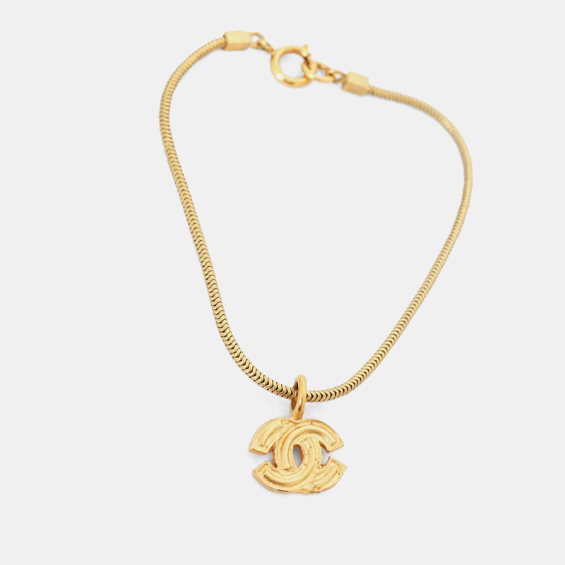 Chanel Gold Tone CC Logo Bracelet
Chanel Gold Tone CC Logo Bracelet