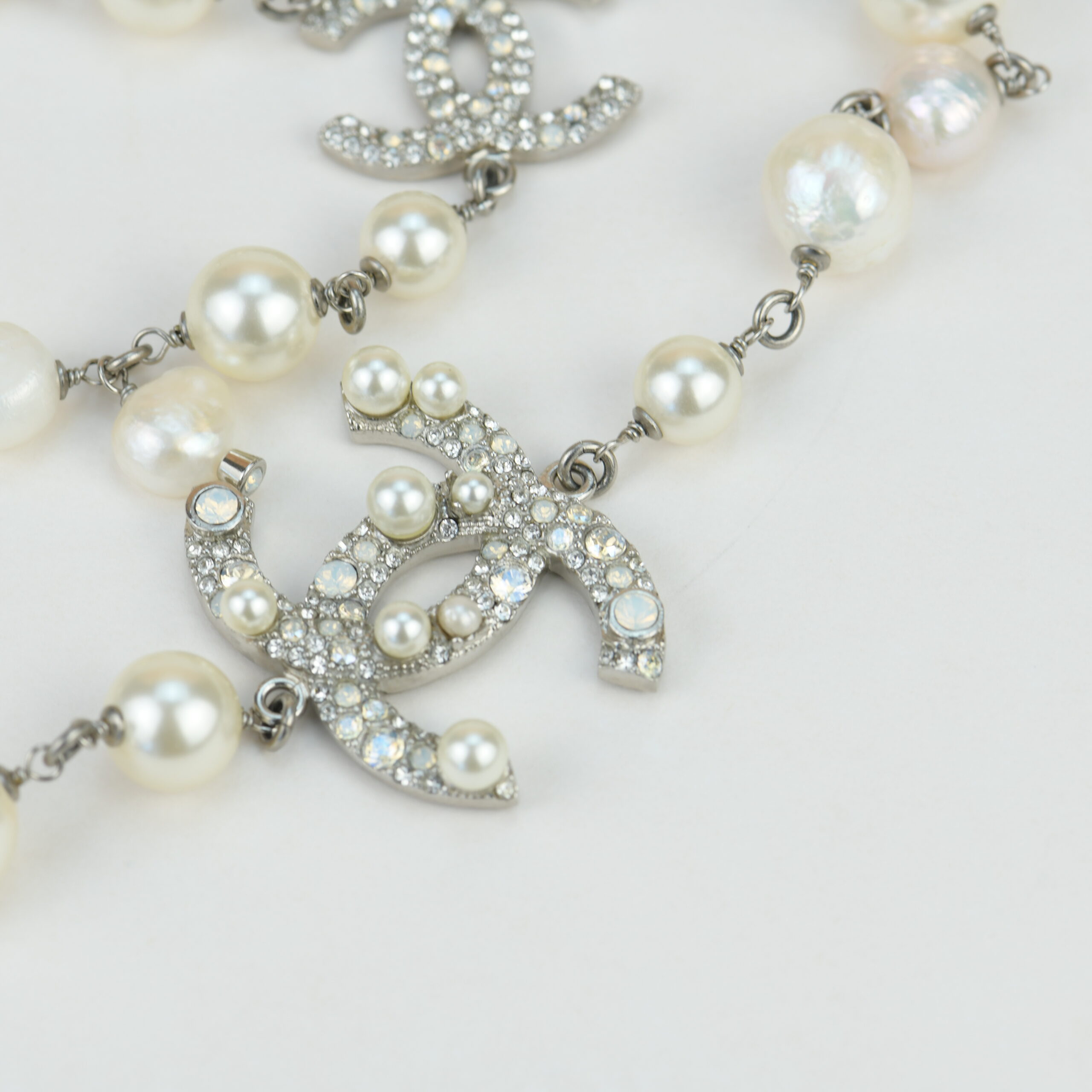 Chanel CC White Pearl Long Necklace
Chanel CC White Pearl Long Necklace