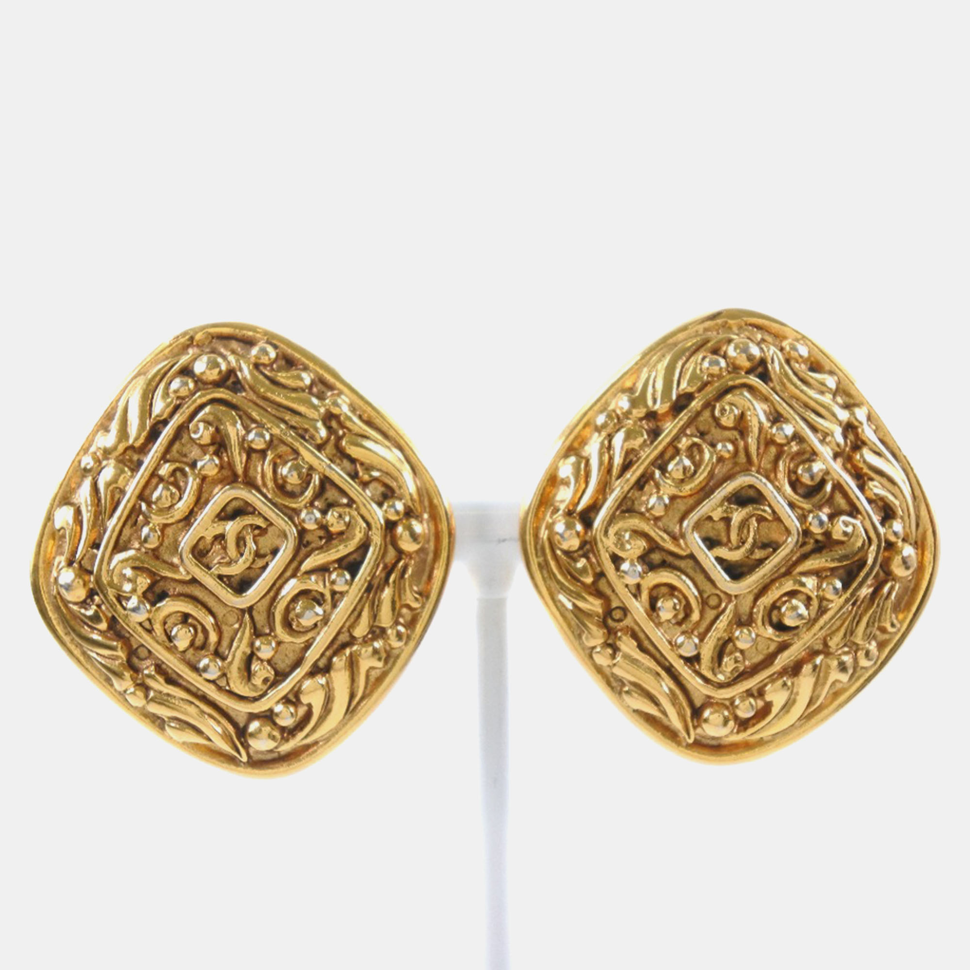 Chanel gold metal cc arabesque clip on earrings