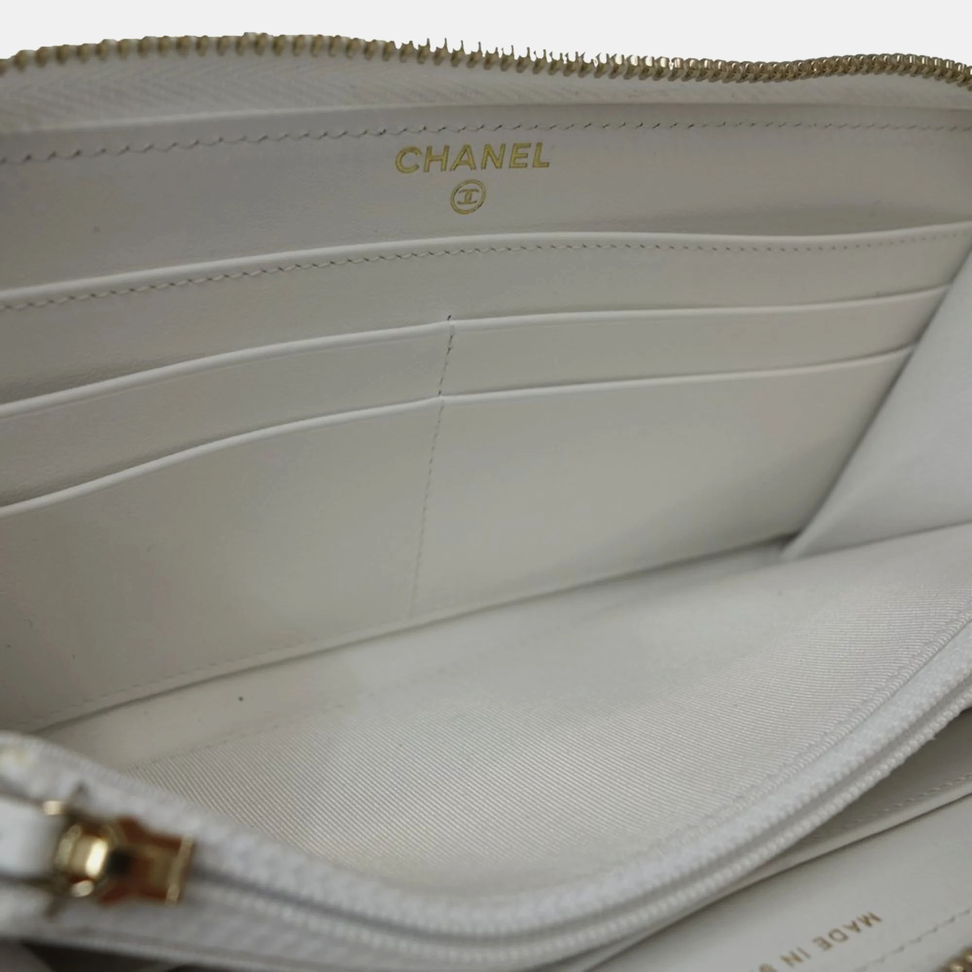 Chanel White Leather Matelasse CC Mark 19 Round Zipper