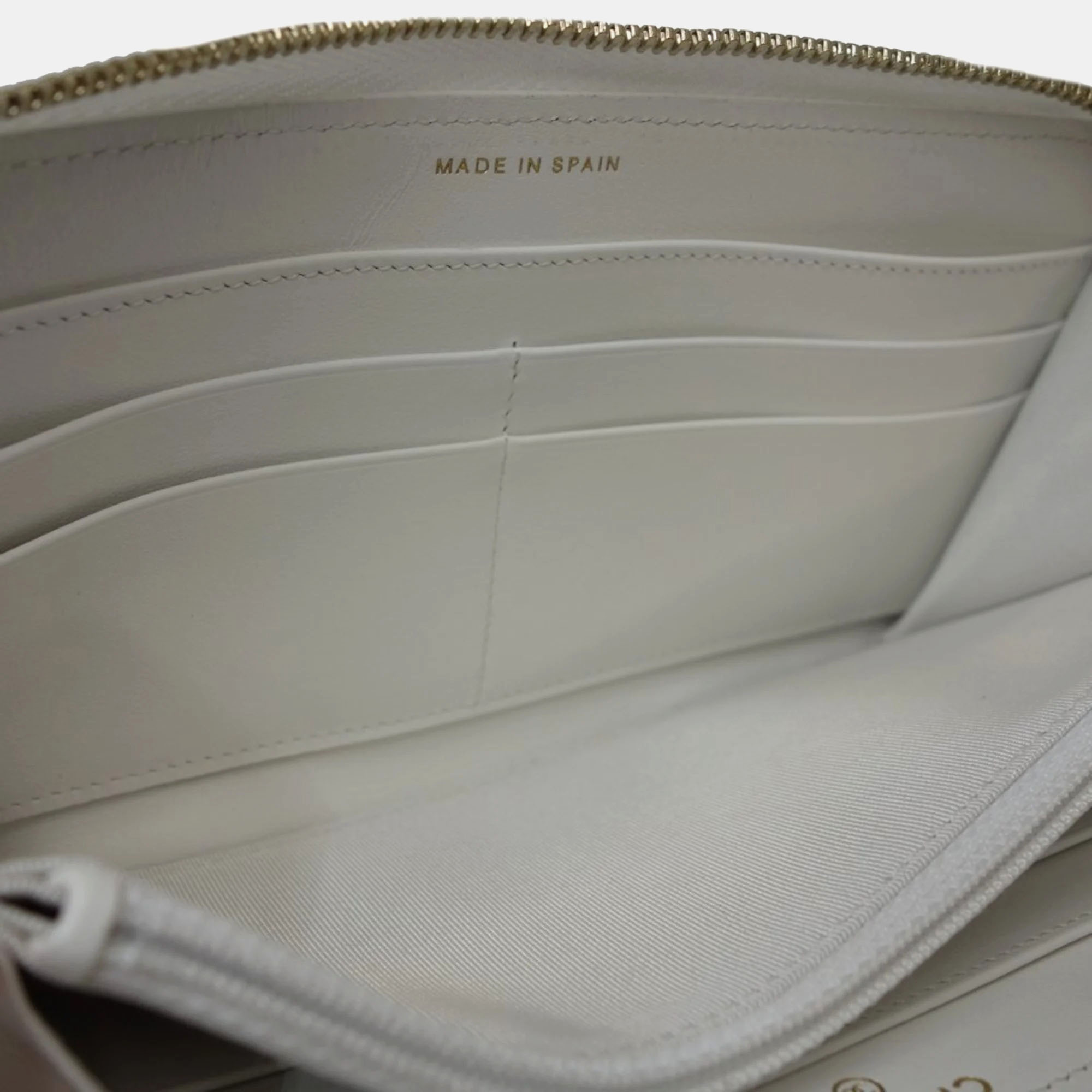 Chanel White Leather Matelasse CC Mark 19 Round Zipper