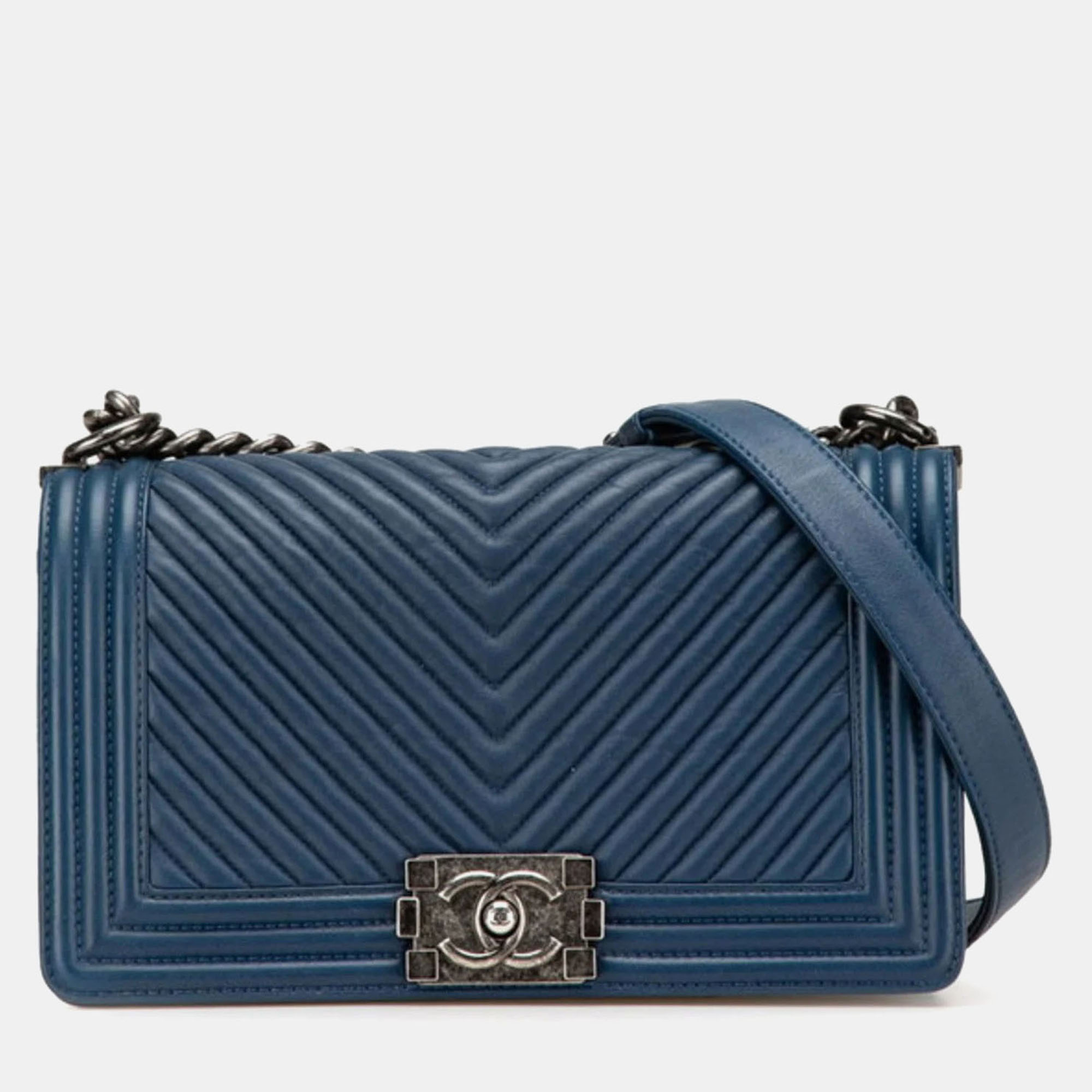 Chanel Boy 25 V-Stitch Chain Shoulder Bag Navy Lambskin, Navy blue
Chanel Boy 25 V-Stitch Chain Shoulder Bag Navy Lambskin, Navy blue