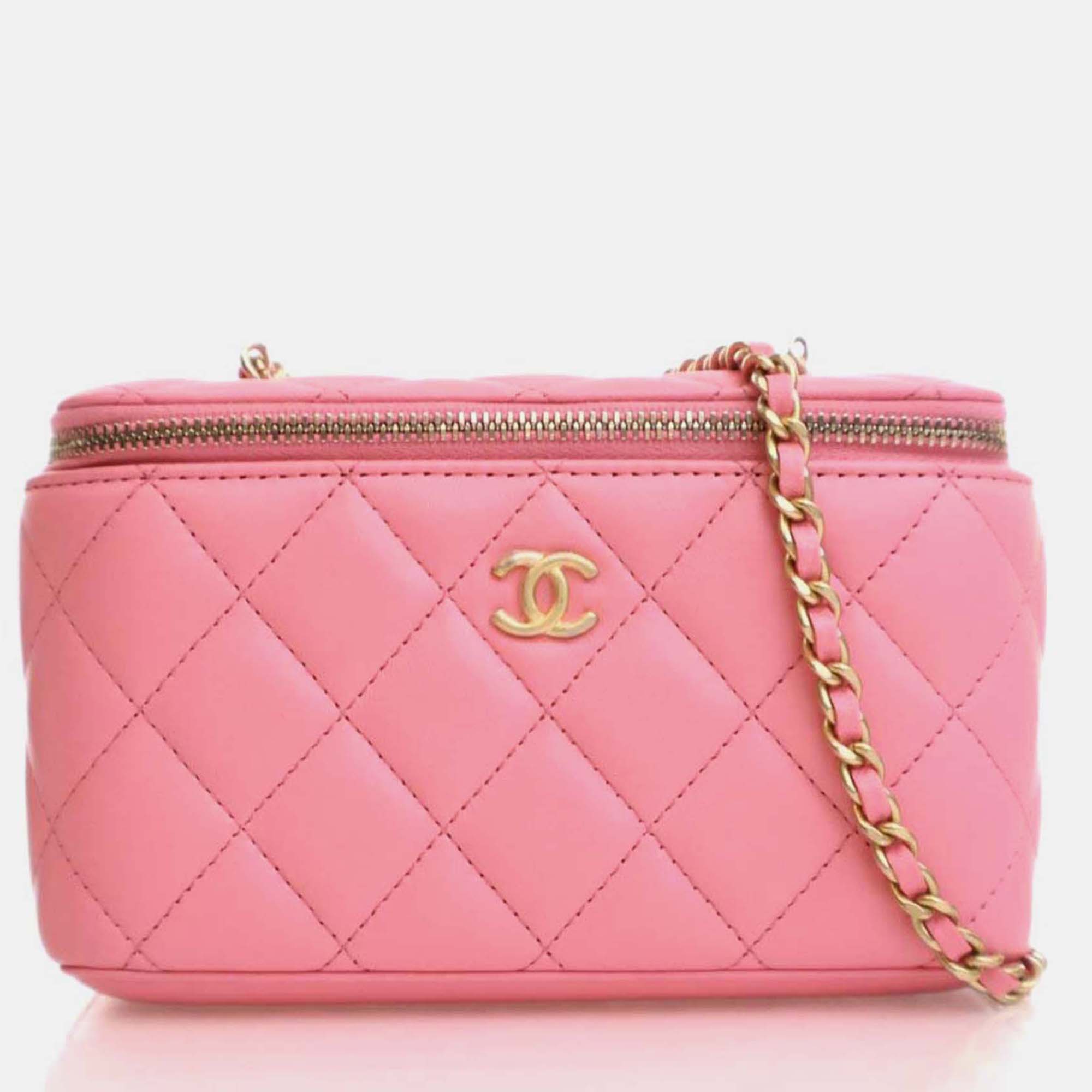 Chanel Pearl Crush Vanity Pink Lambskin Shoulder Bag
Chanel Pearl Crush Vanity Pink Lambskin Shoulder Bag