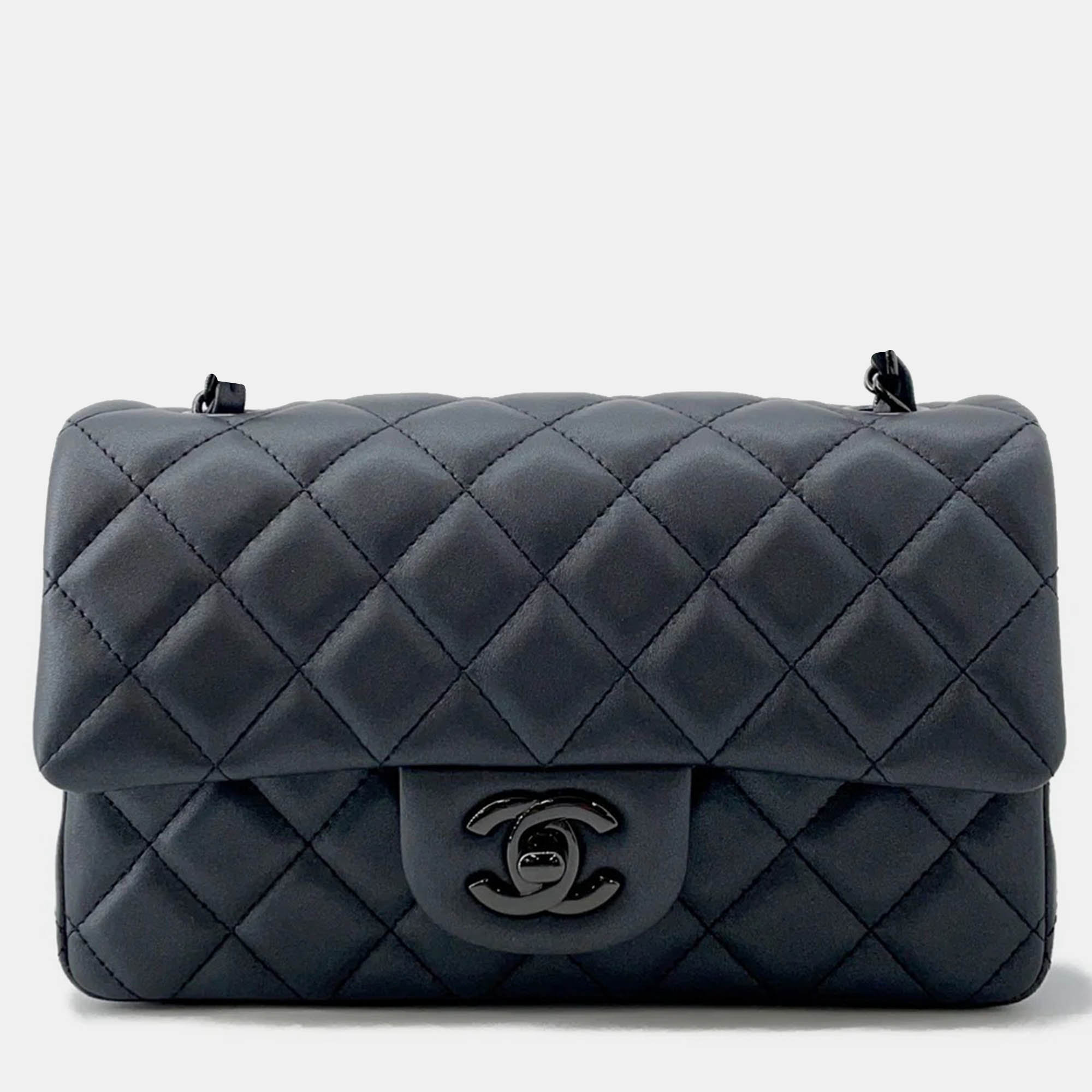 Chanel Matelasse Chain shoulder Bag Black Lambskin Size Mini
Chanel Matelasse Chain shoulder Bag Black Lambskin Size Mini