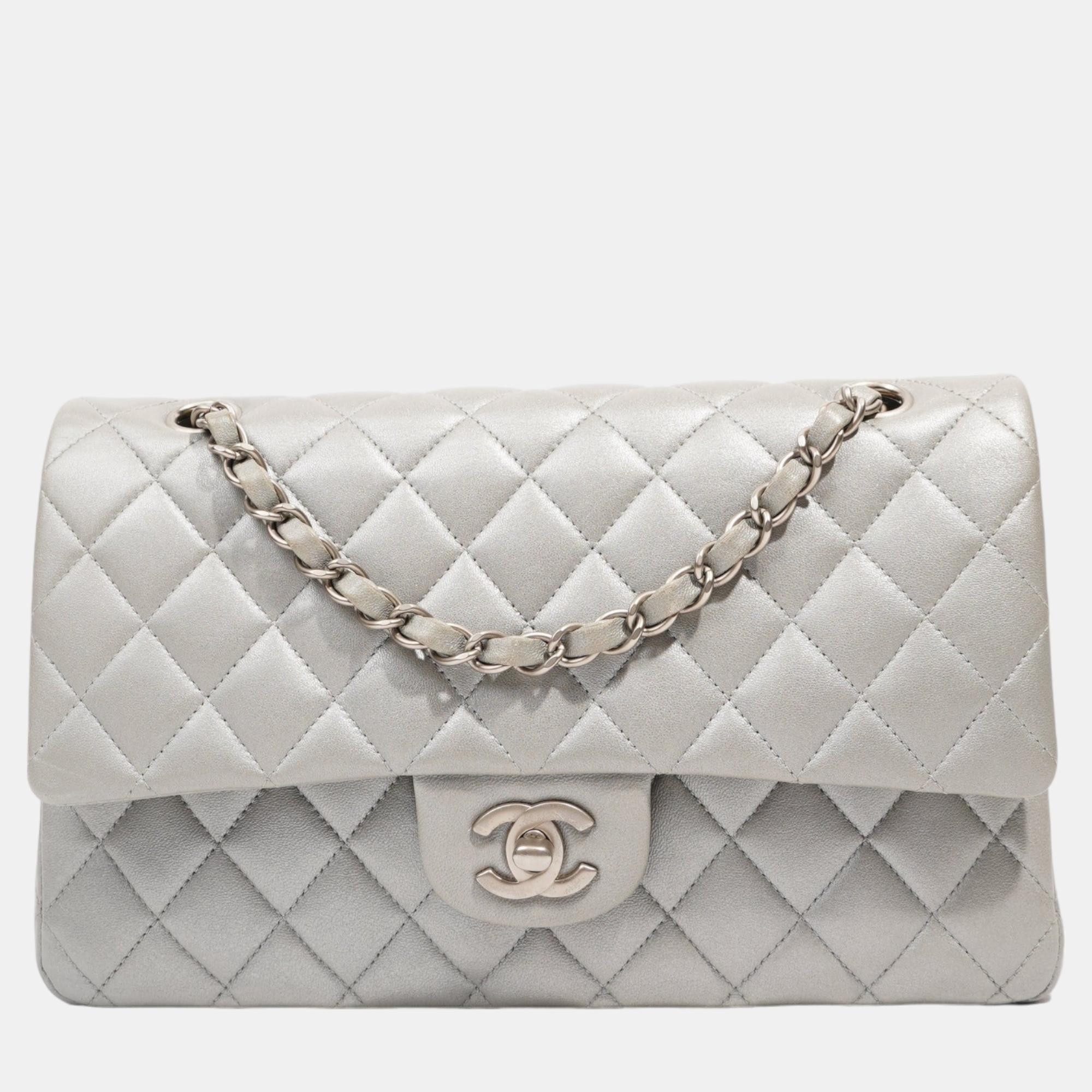 Chanel Womens Quilted Lambskin Leather Classic Double Flap Medium