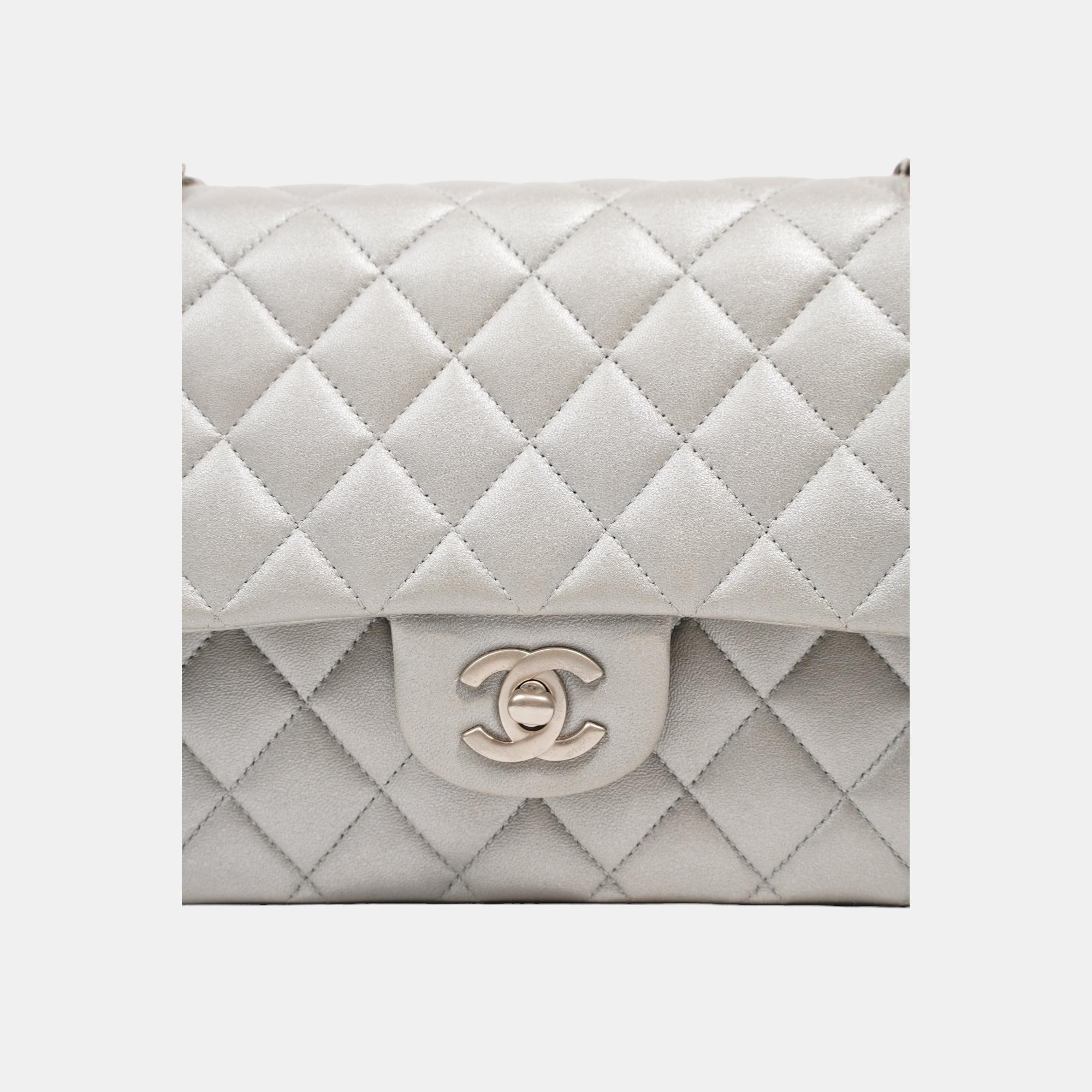 Chanel Womens Quilted Lambskin Leather Classic Double Flap Medium