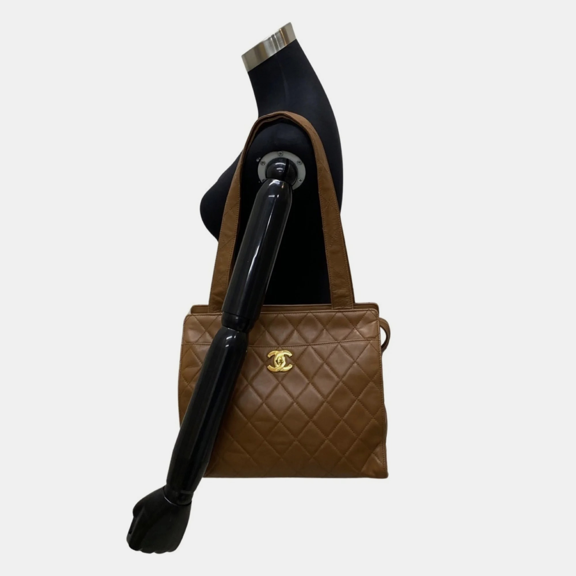 CHANEL Matelasse Lambskin Leather Genuine Turnlock Tote Bag Brown 15138
CHANEL Matelasse Lambskin Leather Genuine Turnlock Tote Bag Brown 15138
