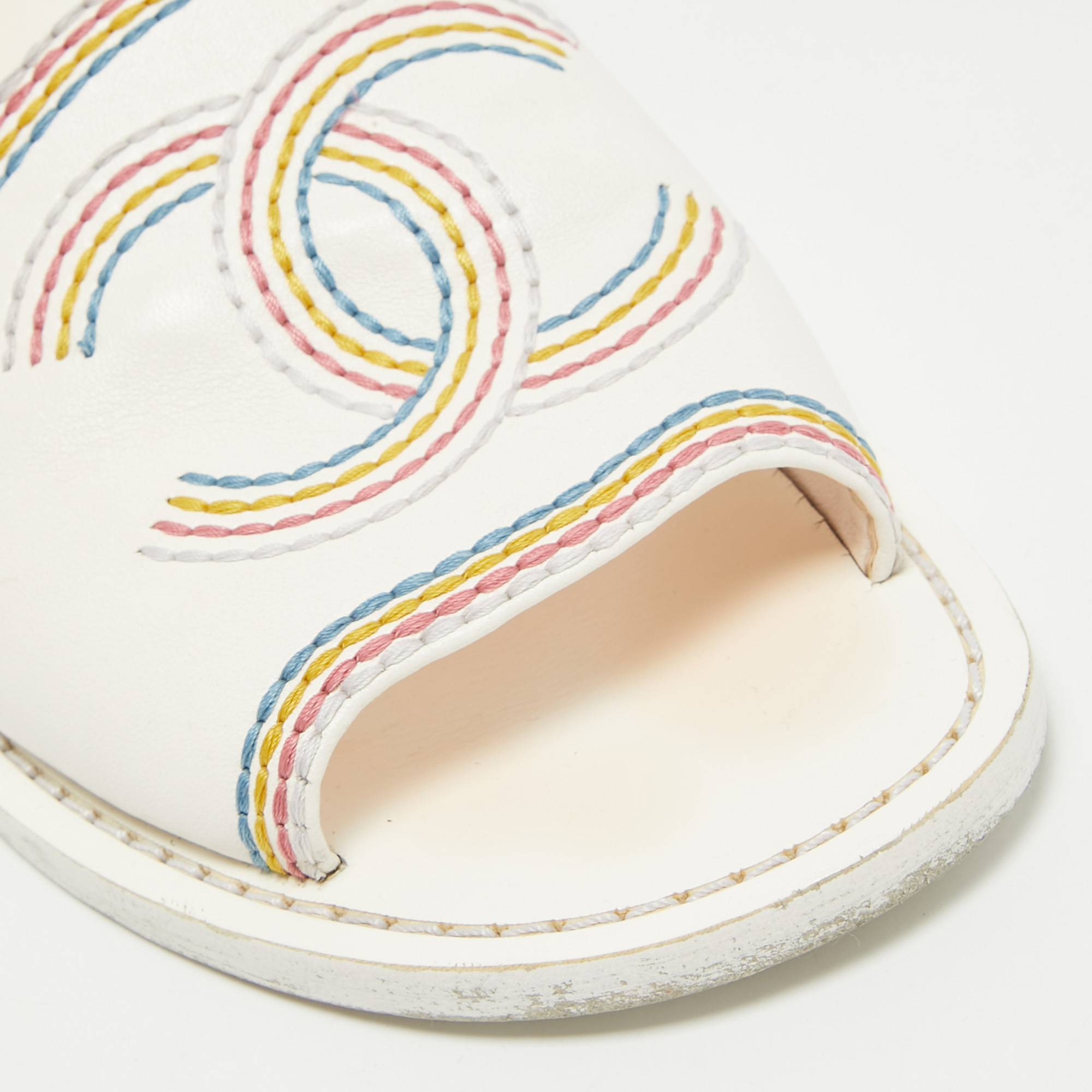 Chanel White Leather CC Logo Embroidered Flat Sandals Size 35