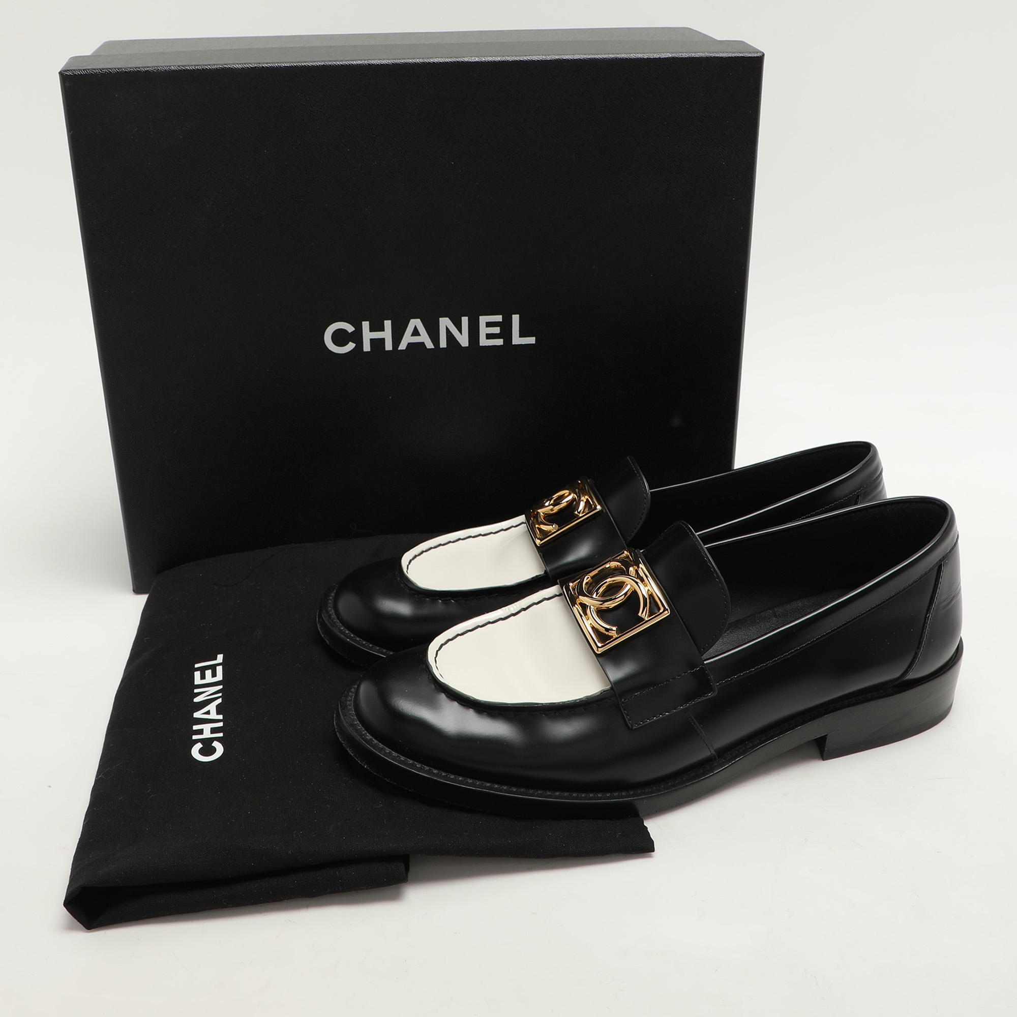 Chanel Black/White Leather CC Loafers Size 39