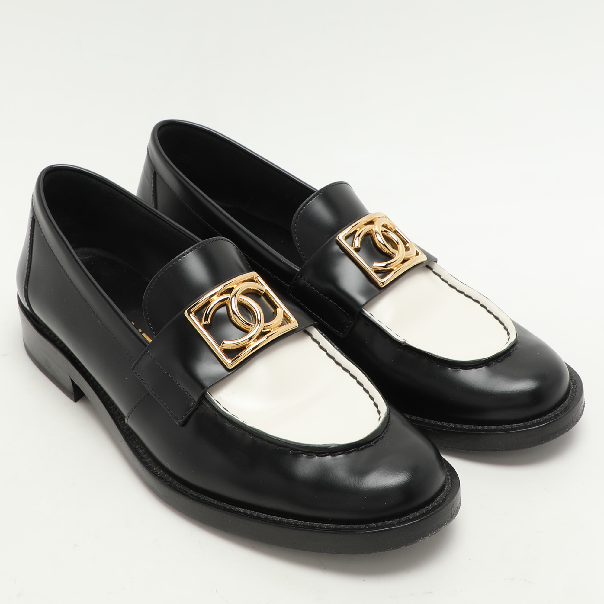 Chanel Black/White Leather CC Loafers Size 39