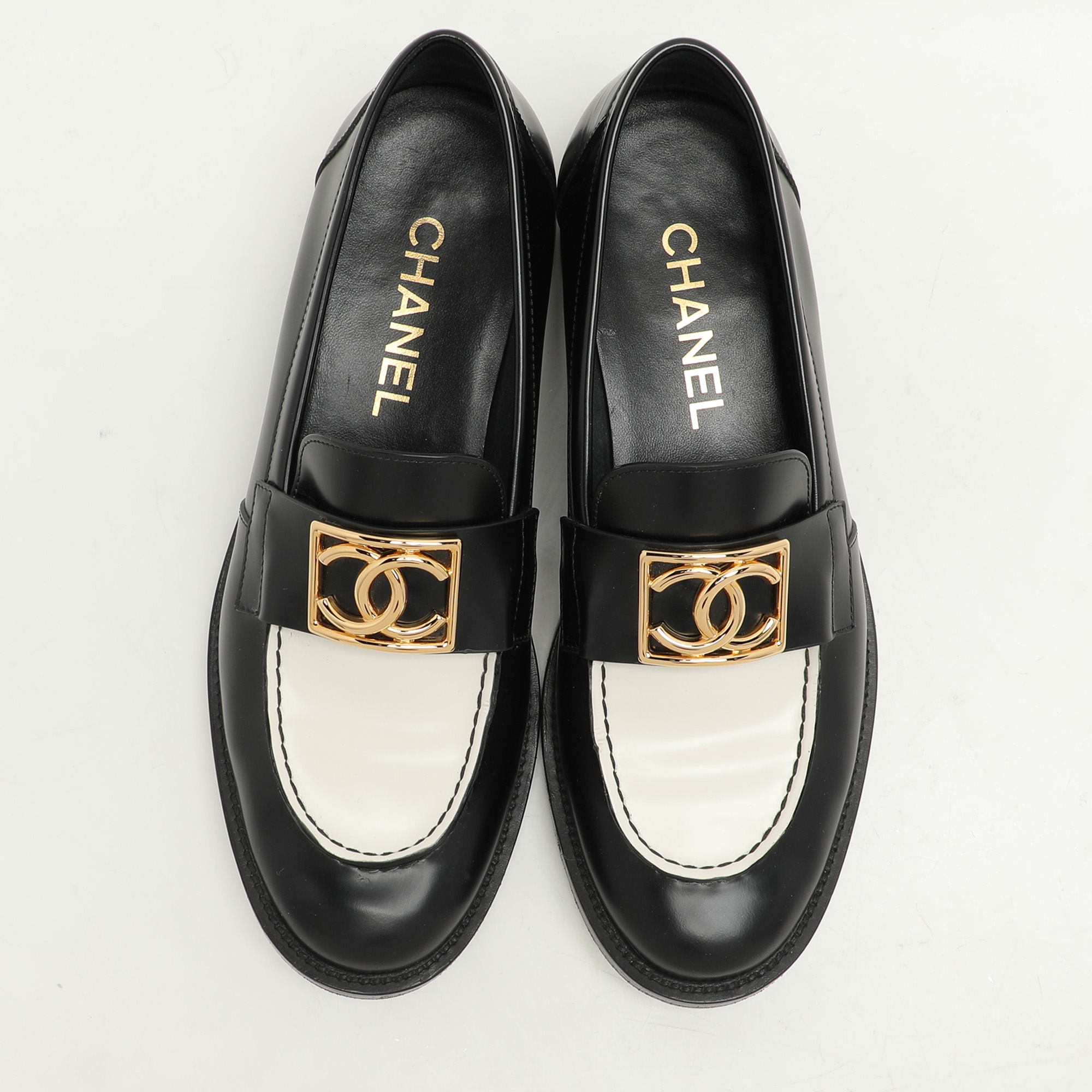 Chanel Black/White Leather CC Loafers Size 39