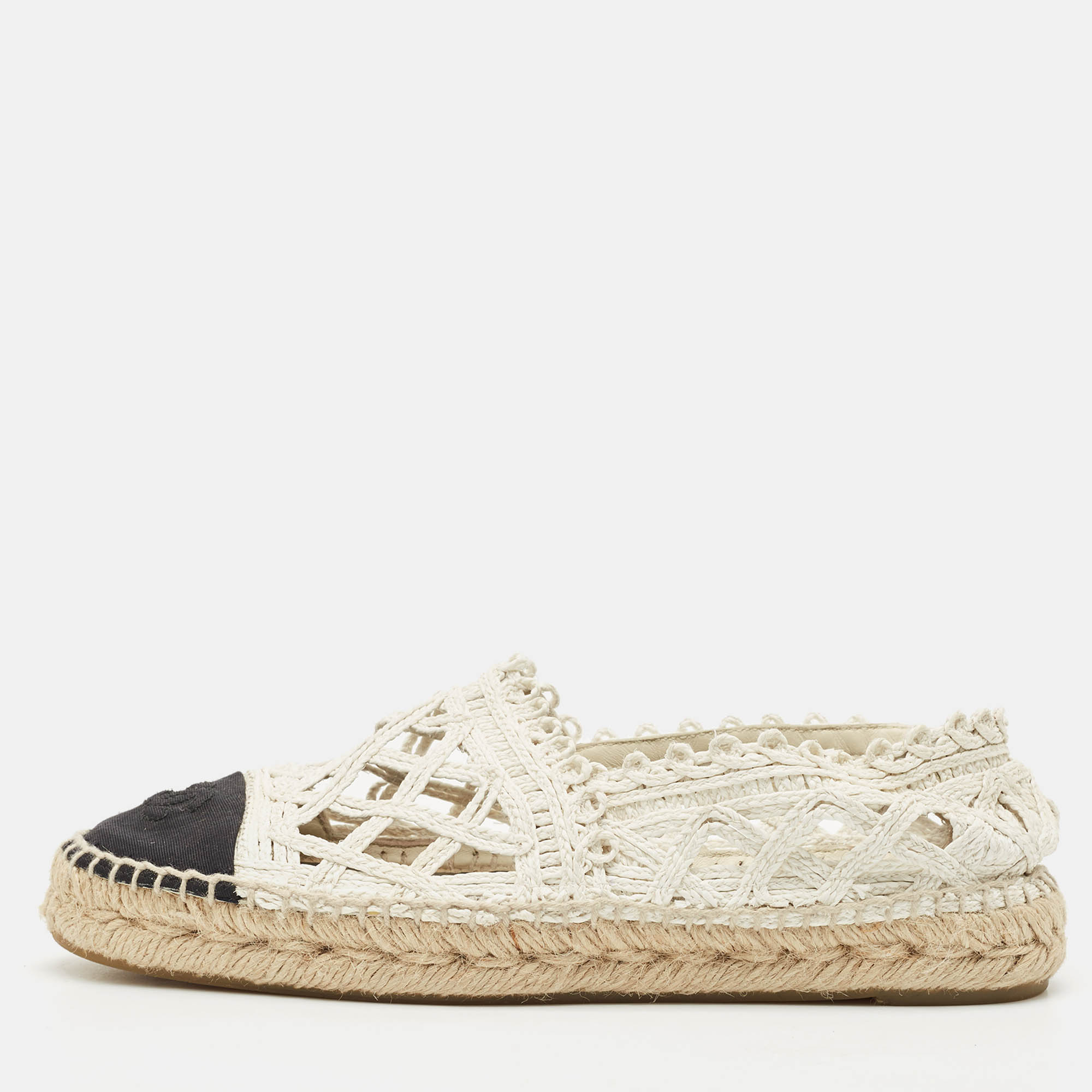 Chanel White/Back Raffia and Canvas Interlocking CC Logo Espadrilles Size 39
Chanel White/Back Raffia and Canvas Interlocking CC Logo Espadrilles Size 39