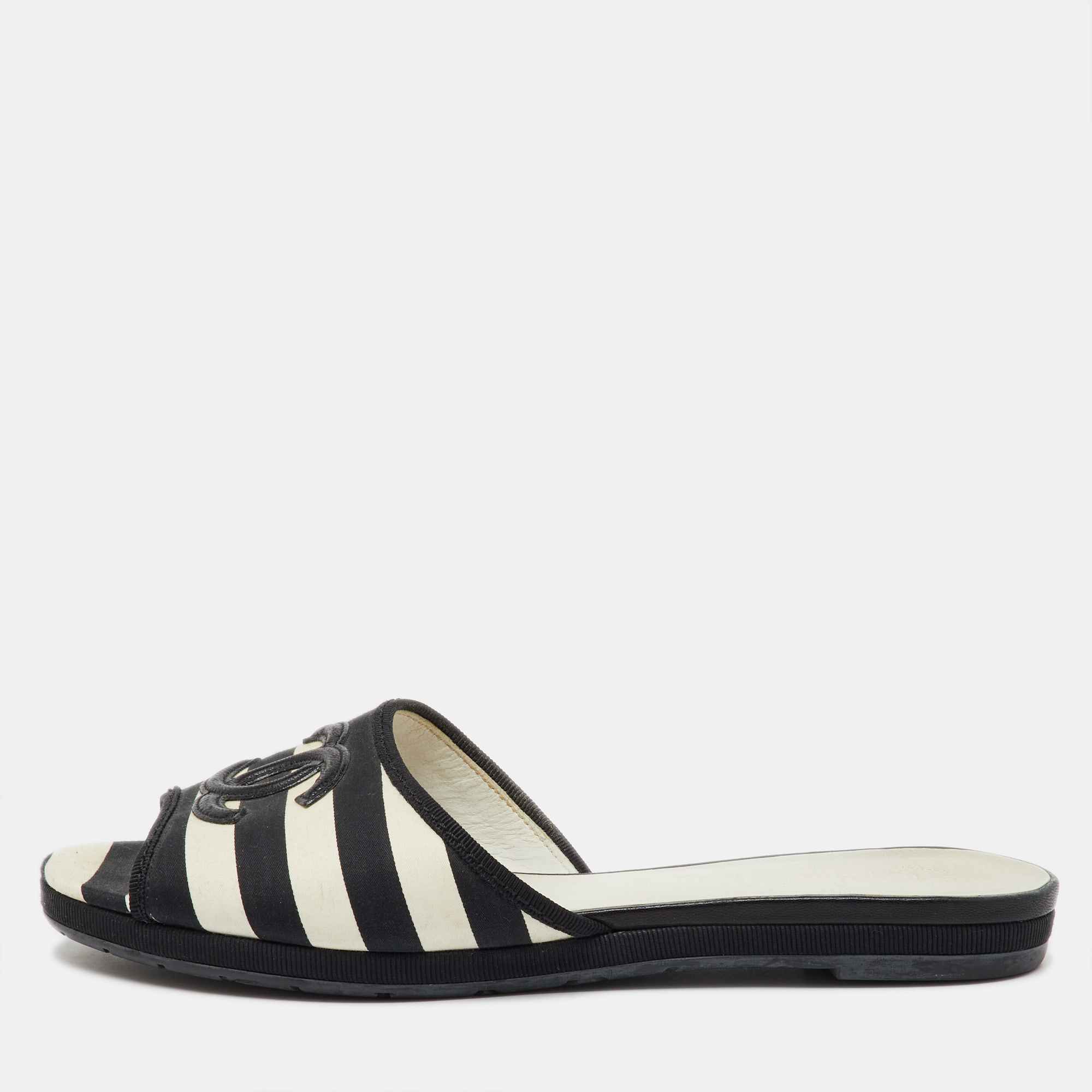 Chanel Black/White Stripe Print Fabric CC Flat Slide Sandals Size
Chanel Black/White Stripe Print Fabric CC Flat Slide Sandals Size